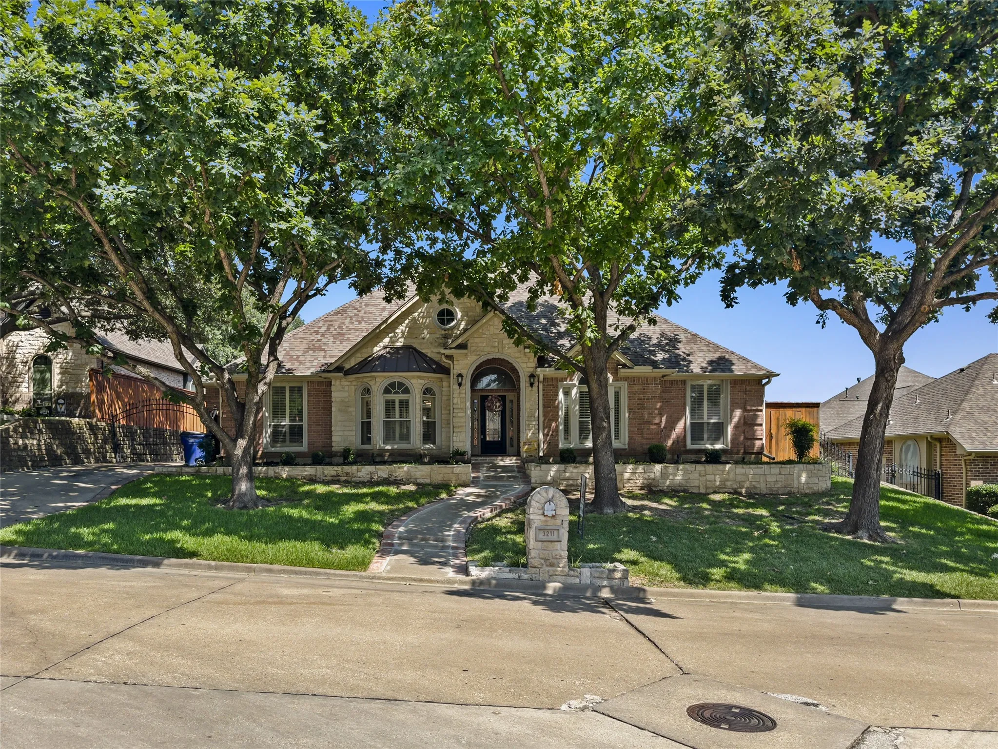 Single Family Residence For Sale in Tarrant County , 3211 Lake Creek Trail, Mansfield, Texas 76063, 4 Bedroom, 3 Bathroom, 2 Garage spaces, 2,645 Sqft, built in 2000, Price $485,000, mls#21311901, Real Estate Agent in Mansfield, Homes For Sale in Tarrant county, Homes For Sale in Mansfield, Realtor in Mansfield Texas, Real Estate Brokerage Independent Realty Texas, Luminita Cordes Realtor
