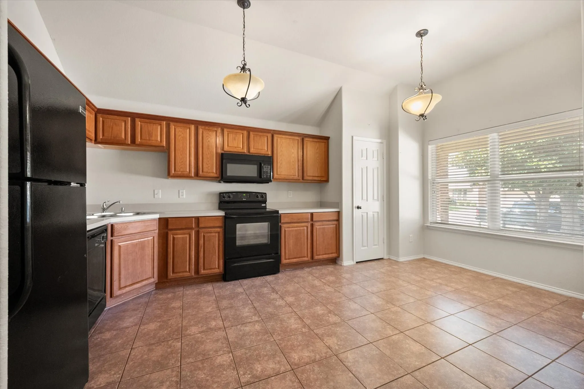 Single Family Residence For Sale in Johnson County , 1405 Chase Trail, Mansfield, Texas 76063, 3 Bedroom, 2 Bathroom, 2 Garage spaces, 1,502 Sqft, built in 2005, mls#21293189, Real Estate Agent in Mansfield, Homes For Sale in Johnson county, Homes For Sale in Mansfield, Realtor in Mansfield Texas, Real Estate Brokerage Independent Realty Texas, Luminita Cordes Realtor