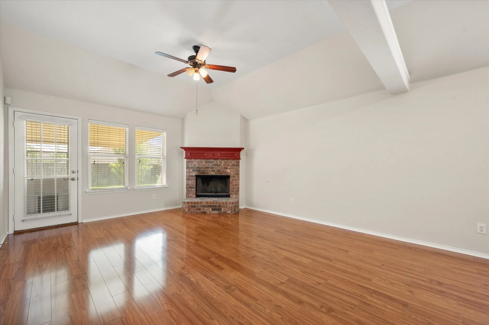 Single Family Residence For Sale in Johnson County , 1405 Chase Trail, Mansfield, Texas 76063, 3 Bedroom, 2 Bathroom, 2 Garage spaces, 1,502 Sqft, built in 2005, mls#21293189, Real Estate Agent in Mansfield, Homes For Sale in Johnson county, Homes For Sale in Mansfield, Realtor in Mansfield Texas, Real Estate Brokerage Independent Realty Texas, Luminita Cordes Realtor
