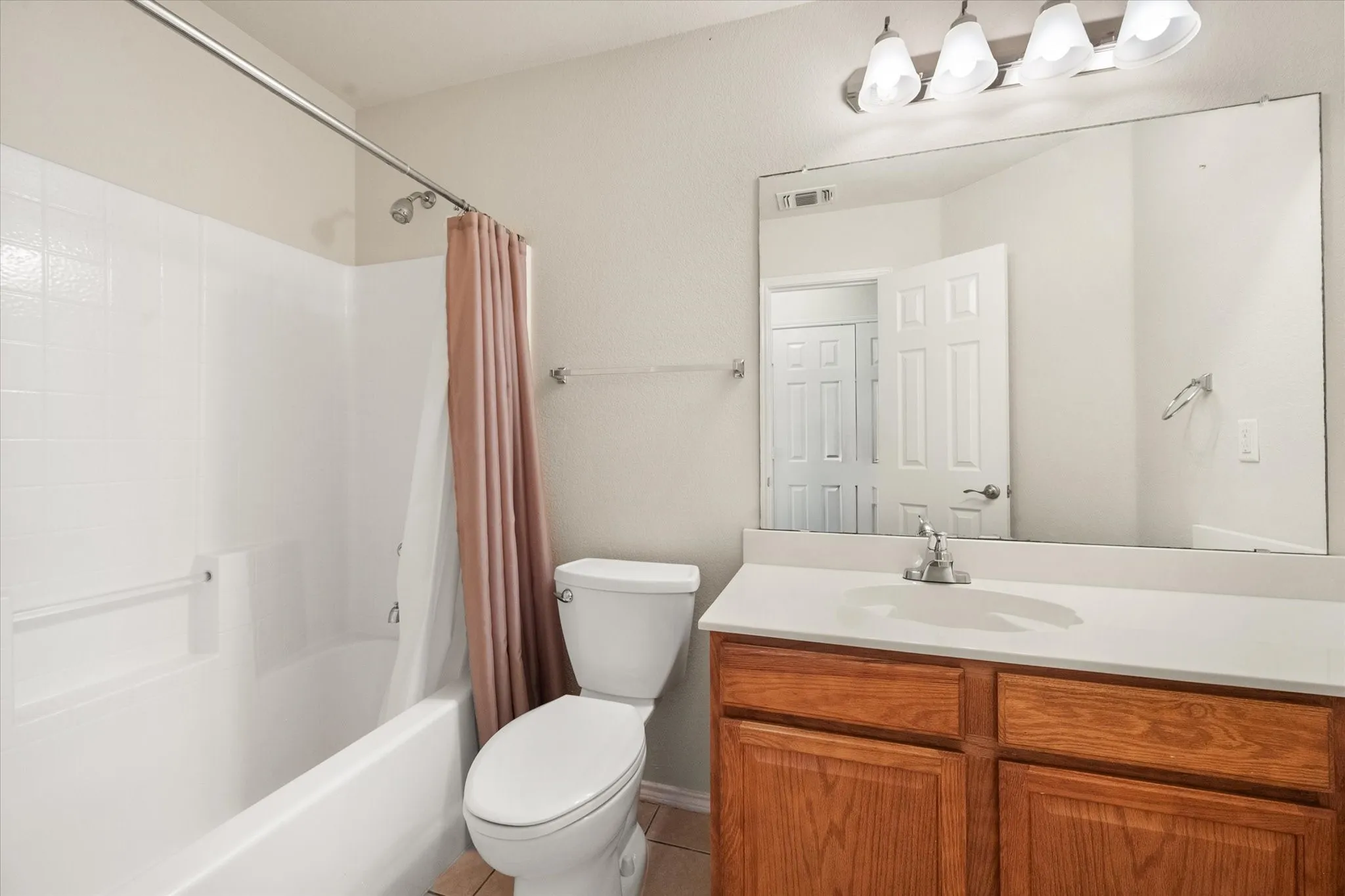 Single Family Residence For Sale in Johnson County , 1405 Chase Trail, Mansfield, Texas 76063, 3 Bedroom, 2 Bathroom, 2 Garage spaces, 1,502 Sqft, built in 2005, mls#21293189, Real Estate Agent in Mansfield, Homes For Sale in Johnson county, Homes For Sale in Mansfield, Realtor in Mansfield Texas, Real Estate Brokerage Independent Realty Texas, Luminita Cordes Realtor