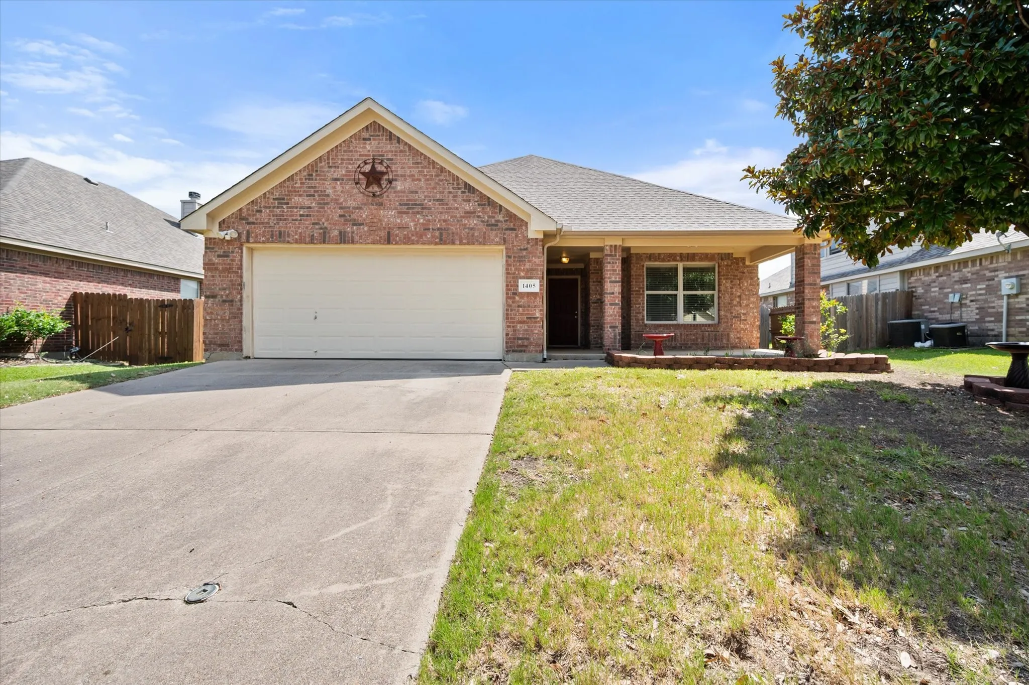 Single Family Residence For Sale in Johnson County , 1405 Chase Trail, Mansfield, Texas 76063, 3 Bedroom, 2 Bathroom, 2 Garage spaces, 1,502 Sqft, built in 2005, mls#21293189, Real Estate Agent in Mansfield, Homes For Sale in Johnson county, Homes For Sale in Mansfield, Realtor in Mansfield Texas, Real Estate Brokerage Independent Realty Texas, Luminita Cordes Realtor