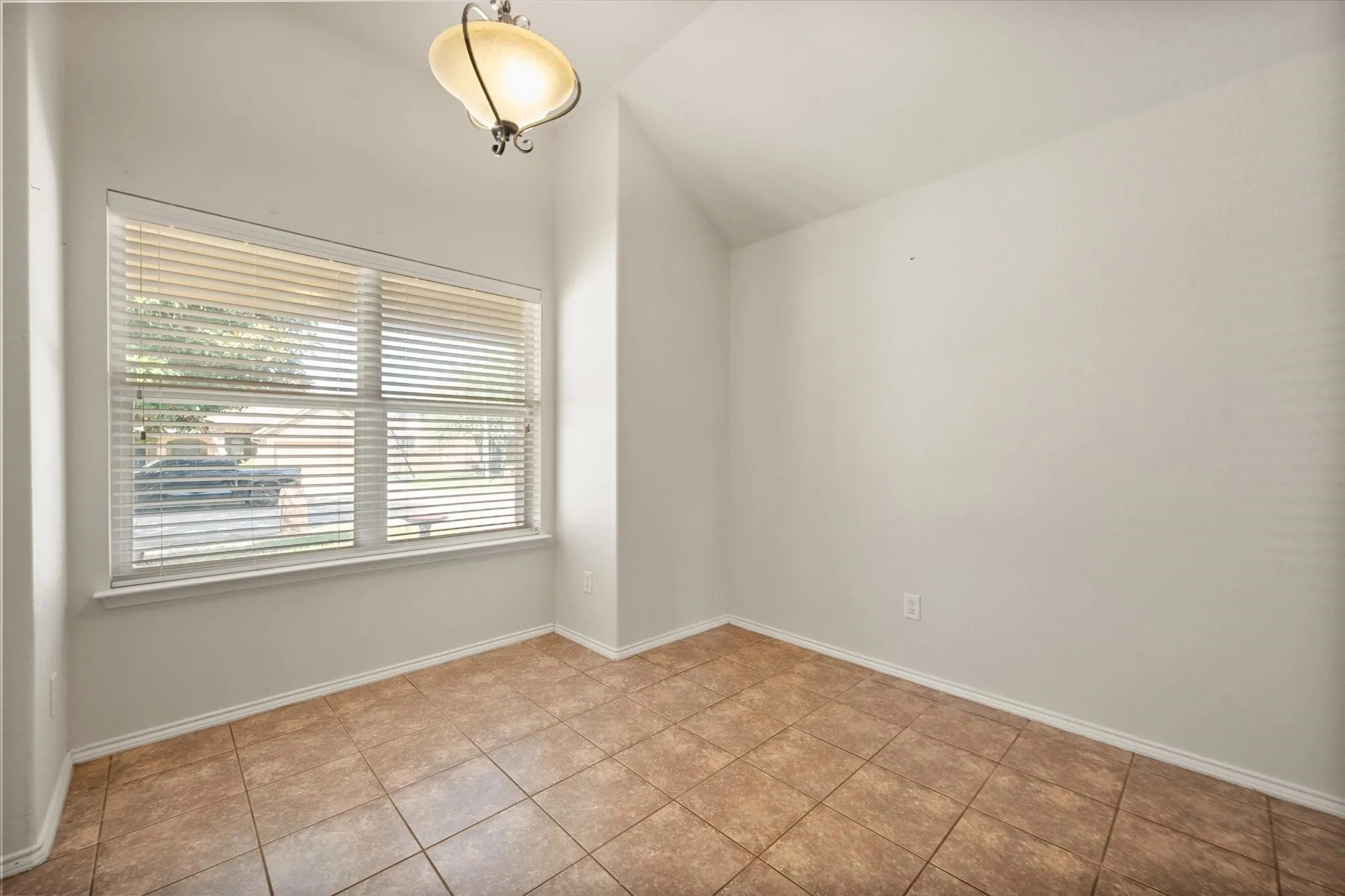 Single Family Residence For Sale in Johnson County , 1405 Chase Trail, Mansfield, Texas 76063, 3 Bedroom, 2 Bathroom, 2 Garage spaces, 1,502 Sqft, built in 2005, mls#21293189, Real Estate Agent in Mansfield, Homes For Sale in Johnson county, Homes For Sale in Mansfield, Realtor in Mansfield Texas, Real Estate Brokerage Independent Realty Texas, Luminita Cordes Realtor