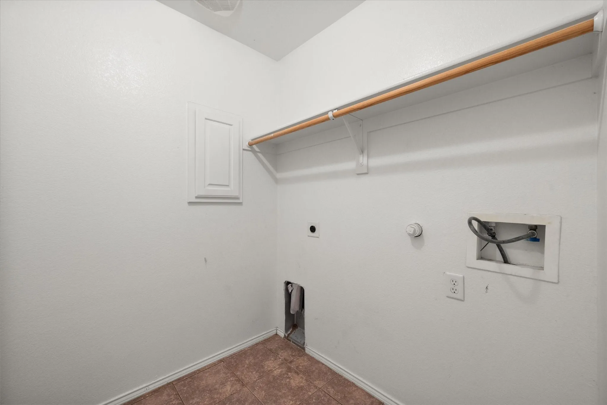 Single Family Residence For Sale in Johnson County , 1405 Chase Trail, Mansfield, Texas 76063, 3 Bedroom, 2 Bathroom, 2 Garage spaces, 1,502 Sqft, built in 2005, mls#21293189, Real Estate Agent in Mansfield, Homes For Sale in Johnson county, Homes For Sale in Mansfield, Realtor in Mansfield Texas, Real Estate Brokerage Independent Realty Texas, Luminita Cordes Realtor