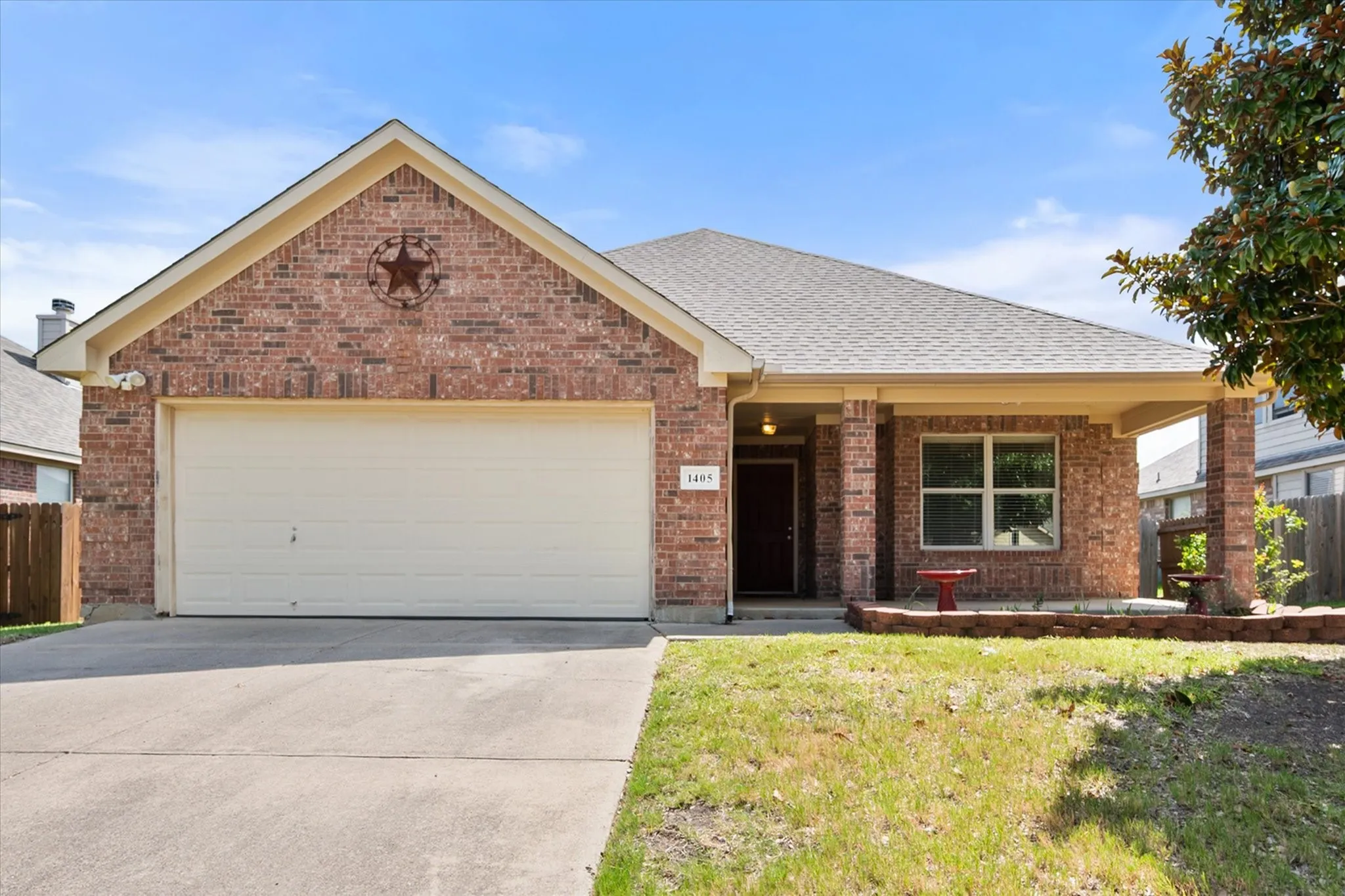 Single Family Residence For Sale in Johnson County , 1405 Chase Trail, Mansfield, Texas 76063, 3 Bedroom, 2 Bathroom, 2 Garage spaces, 1,502 Sqft, built in 2005, mls#21293189, Real Estate Agent in Mansfield, Homes For Sale in Johnson county, Homes For Sale in Mansfield, Realtor in Mansfield Texas, Real Estate Brokerage Independent Realty Texas, Luminita Cordes Realtor