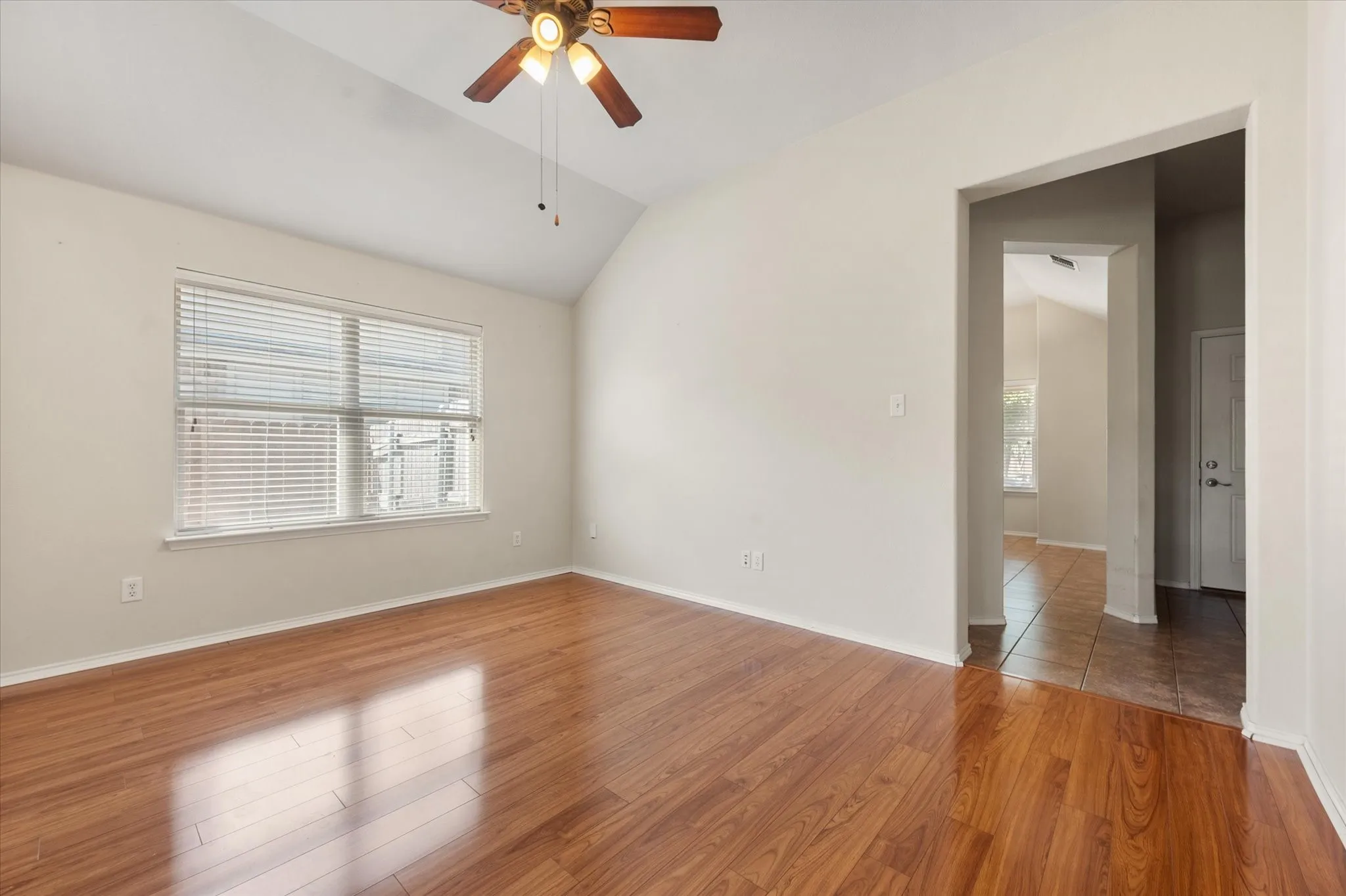 Single Family Residence For Sale in Johnson County , 1405 Chase Trail, Mansfield, Texas 76063, 3 Bedroom, 2 Bathroom, 2 Garage spaces, 1,502 Sqft, built in 2005, mls#21293189, Real Estate Agent in Mansfield, Homes For Sale in Johnson county, Homes For Sale in Mansfield, Realtor in Mansfield Texas, Real Estate Brokerage Independent Realty Texas, Luminita Cordes Realtor