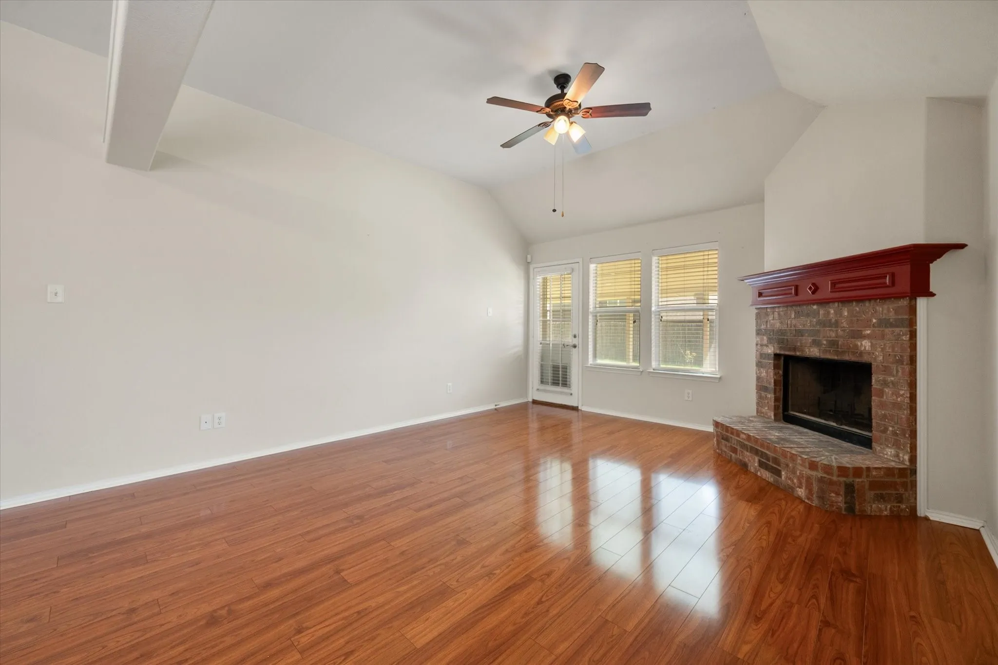 Single Family Residence For Sale in Johnson County , 1405 Chase Trail, Mansfield, Texas 76063, 3 Bedroom, 2 Bathroom, 2 Garage spaces, 1,502 Sqft, built in 2005, mls#21293189, Real Estate Agent in Mansfield, Homes For Sale in Johnson county, Homes For Sale in Mansfield, Realtor in Mansfield Texas, Real Estate Brokerage Independent Realty Texas, Luminita Cordes Realtor