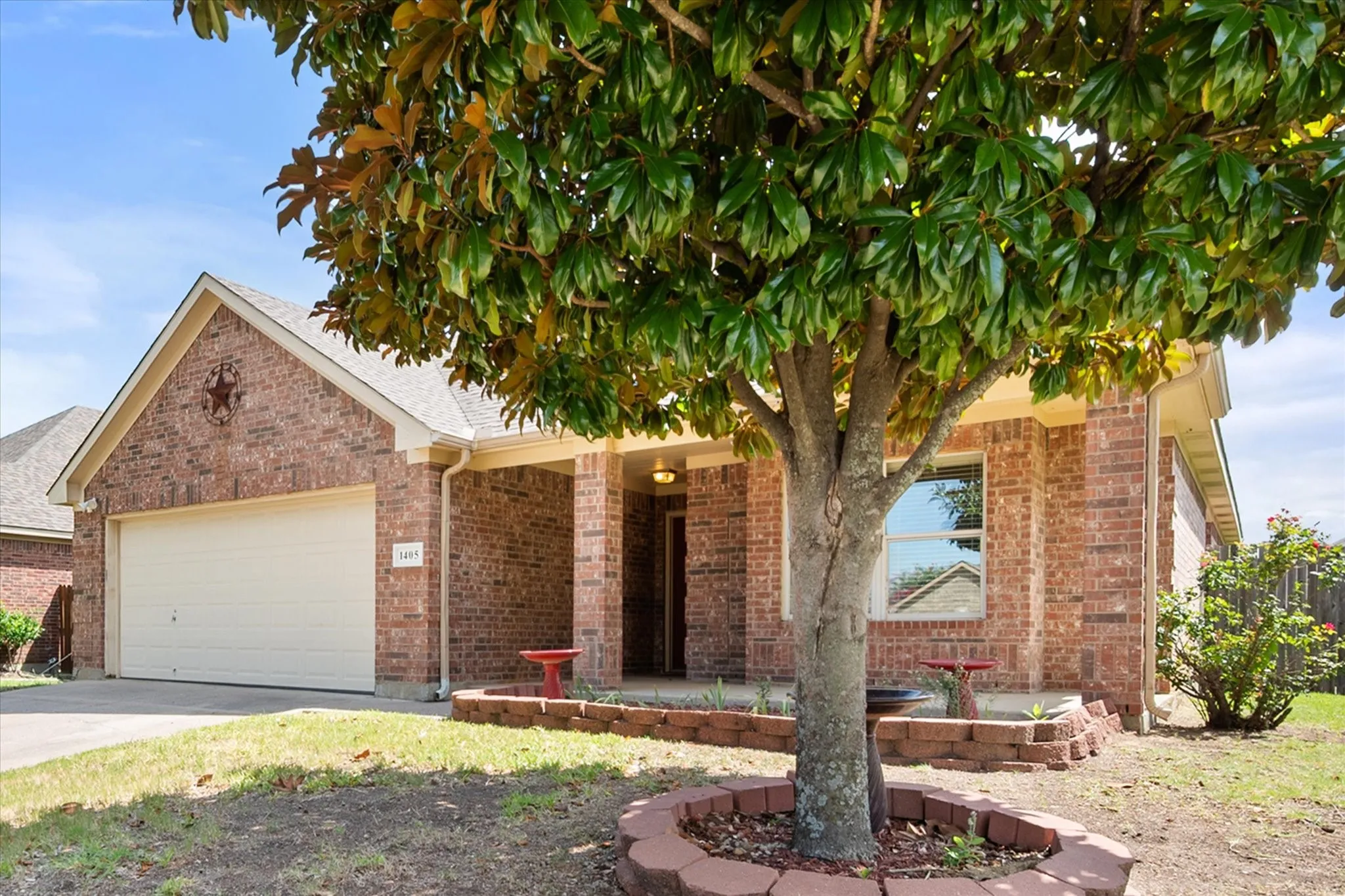 Single Family Residence For Sale in Johnson County , 1405 Chase Trail, Mansfield, Texas 76063, 3 Bedroom, 2 Bathroom, 2 Garage spaces, 1,502 Sqft, built in 2005, mls#21293189, Real Estate Agent in Mansfield, Homes For Sale in Johnson county, Homes For Sale in Mansfield, Realtor in Mansfield Texas, Real Estate Brokerage Independent Realty Texas, Luminita Cordes Realtor