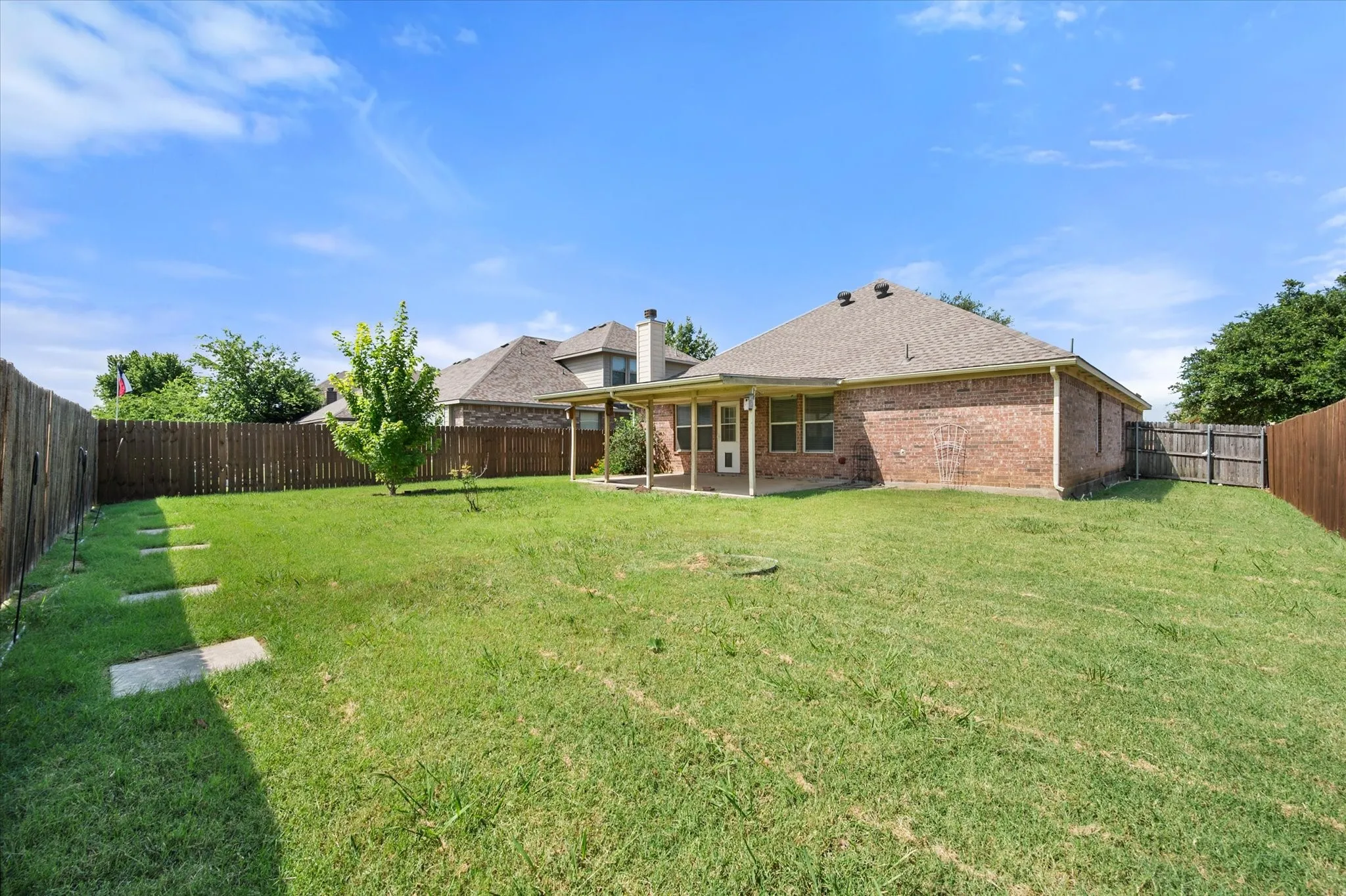 Single Family Residence For Sale in Johnson County , 1405 Chase Trail, Mansfield, Texas 76063, 3 Bedroom, 2 Bathroom, 2 Garage spaces, 1,502 Sqft, built in 2005, mls#21293189, Real Estate Agent in Mansfield, Homes For Sale in Johnson county, Homes For Sale in Mansfield, Realtor in Mansfield Texas, Real Estate Brokerage Independent Realty Texas, Luminita Cordes Realtor