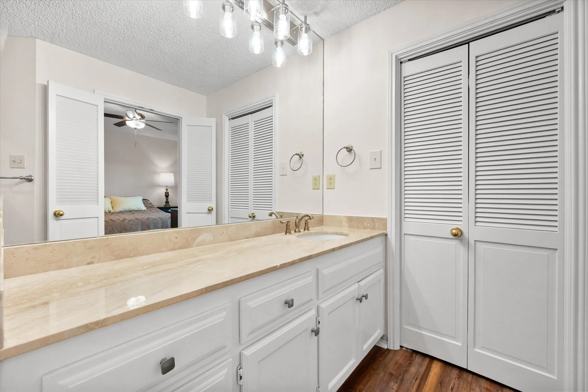 Condominium For Sale in Tarrant County , 2129 Reflection Bay Drive, Arlington, Texas 76013, 2 Bedroom, 2 Bathroom, 1 Garage spaces, 1,468 Sqft, built in 1985, mls#21322388, Real Estate Agent in Arlington, Homes For Sale in Tarrant county, Homes For Sale in Arlington, Realtor in Arlington Texas, Real Estate Brokerage Independent Realty Texas, Luminita Cordes Realtor