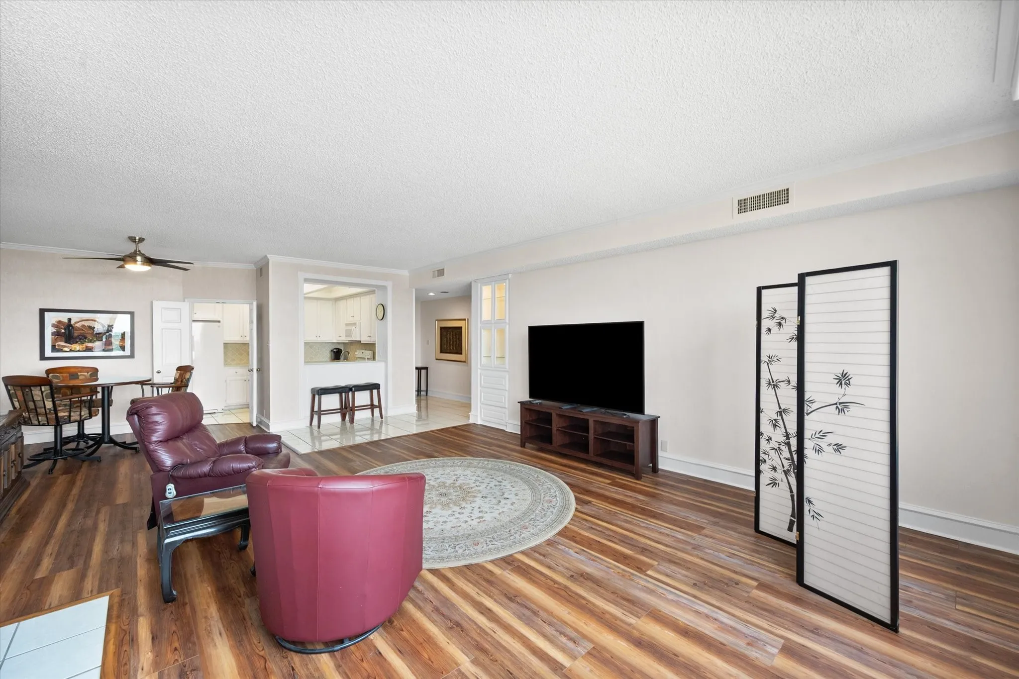 Condominium For Sale in Tarrant County , 2129 Reflection Bay Drive, Arlington, Texas 76013, 2 Bedroom, 2 Bathroom, 1 Garage spaces, 1,468 Sqft, built in 1985, mls#21322388, Real Estate Agent in Arlington, Homes For Sale in Tarrant county, Homes For Sale in Arlington, Realtor in Arlington Texas, Real Estate Brokerage Independent Realty Texas, Luminita Cordes Realtor