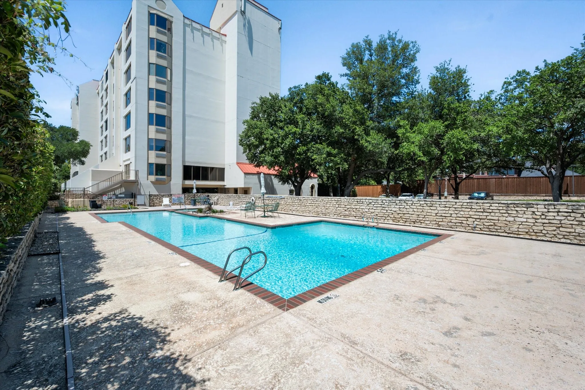 Condominium For Sale in Tarrant County , 2129 Reflection Bay Drive, Arlington, Texas 76013, 2 Bedroom, 2 Bathroom, 1 Garage spaces, 1,468 Sqft, built in 1985, mls#21322388, Real Estate Agent in Arlington, Homes For Sale in Tarrant county, Homes For Sale in Arlington, Realtor in Arlington Texas, Real Estate Brokerage Independent Realty Texas, Luminita Cordes Realtor