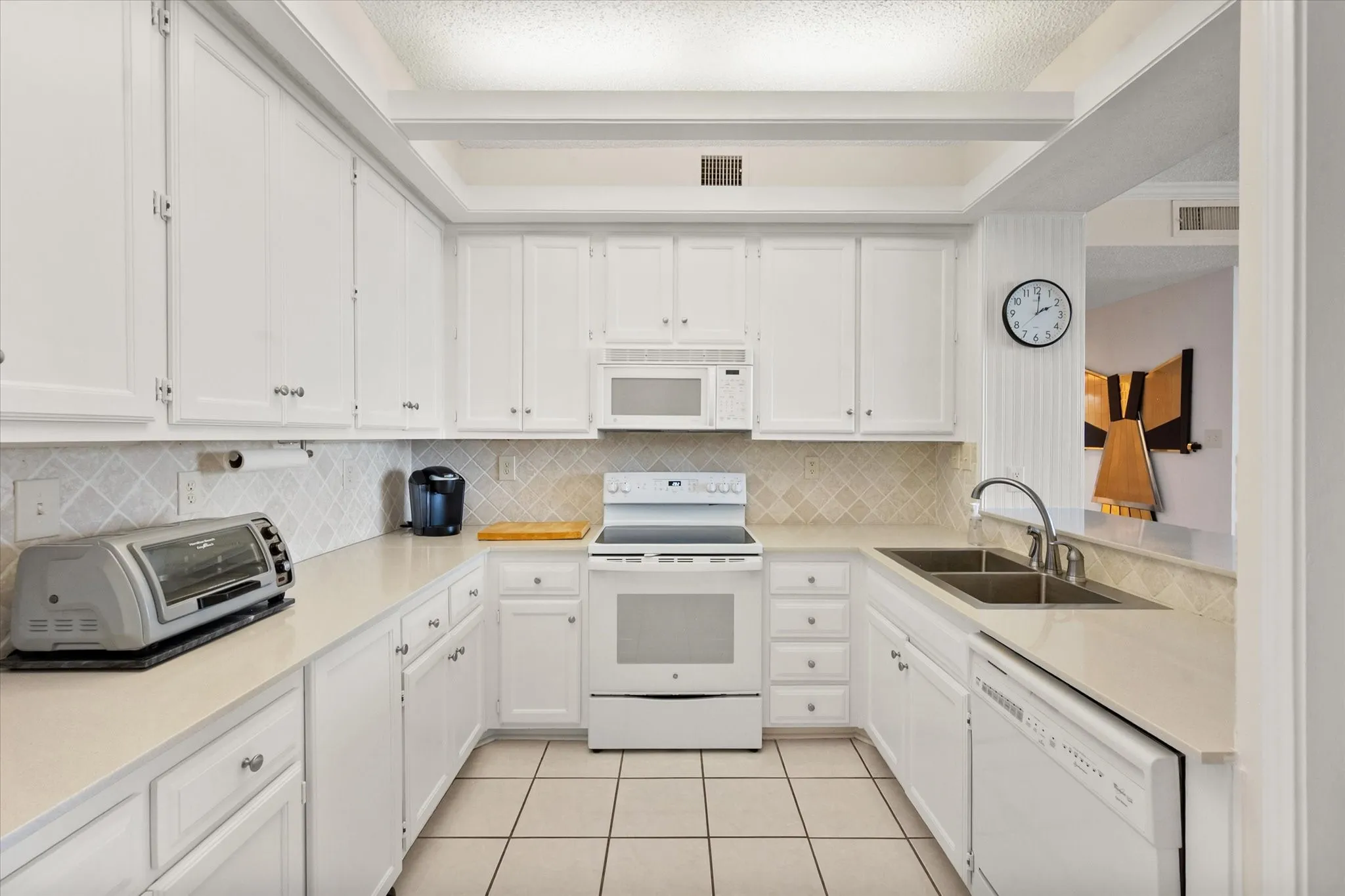 Condominium For Sale in Tarrant County , 2129 Reflection Bay Drive, Arlington, Texas 76013, 2 Bedroom, 2 Bathroom, 1 Garage spaces, 1,468 Sqft, built in 1985, mls#21322388, Real Estate Agent in Arlington, Homes For Sale in Tarrant county, Homes For Sale in Arlington, Realtor in Arlington Texas, Real Estate Brokerage Independent Realty Texas, Luminita Cordes Realtor