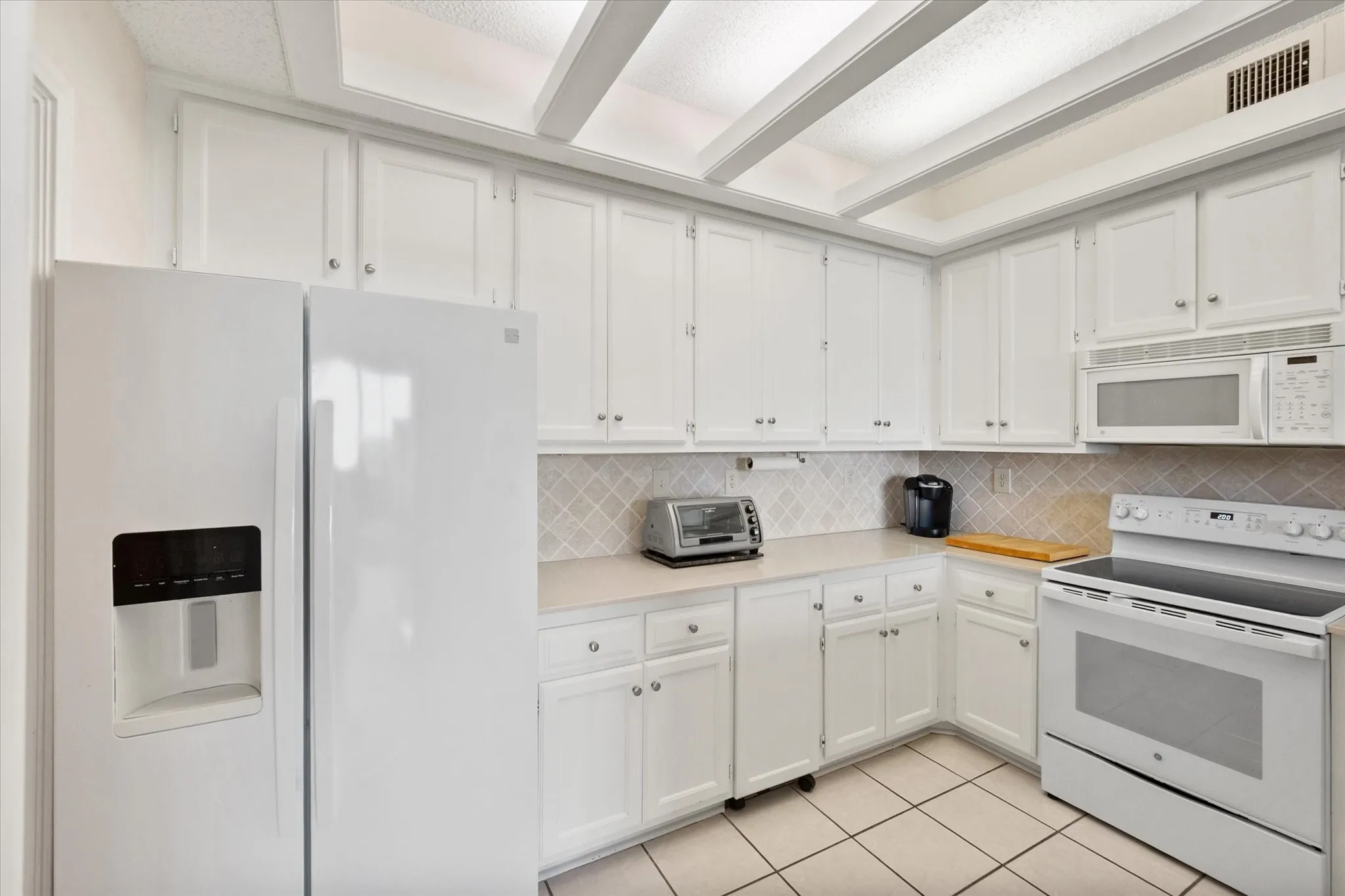 Condominium For Sale in Tarrant County , 2129 Reflection Bay Drive, Arlington, Texas 76013, 2 Bedroom, 2 Bathroom, 1 Garage spaces, 1,468 Sqft, built in 1985, mls#21322388, Real Estate Agent in Arlington, Homes For Sale in Tarrant county, Homes For Sale in Arlington, Realtor in Arlington Texas, Real Estate Brokerage Independent Realty Texas, Luminita Cordes Realtor