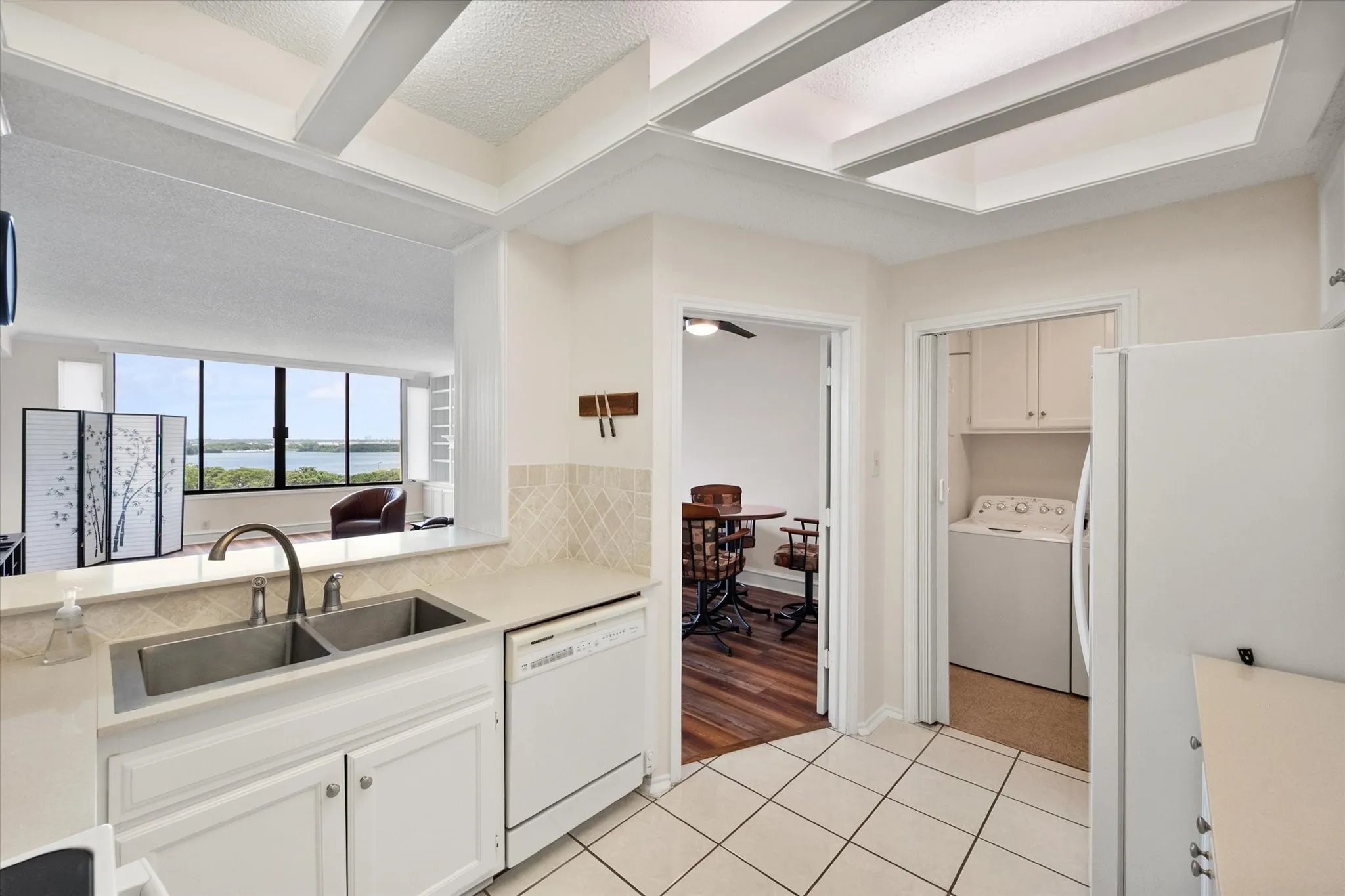 Condominium For Sale in Tarrant County , 2129 Reflection Bay Drive, Arlington, Texas 76013, 2 Bedroom, 2 Bathroom, 1 Garage spaces, 1,468 Sqft, built in 1985, mls#21322388, Real Estate Agent in Arlington, Homes For Sale in Tarrant county, Homes For Sale in Arlington, Realtor in Arlington Texas, Real Estate Brokerage Independent Realty Texas, Luminita Cordes Realtor