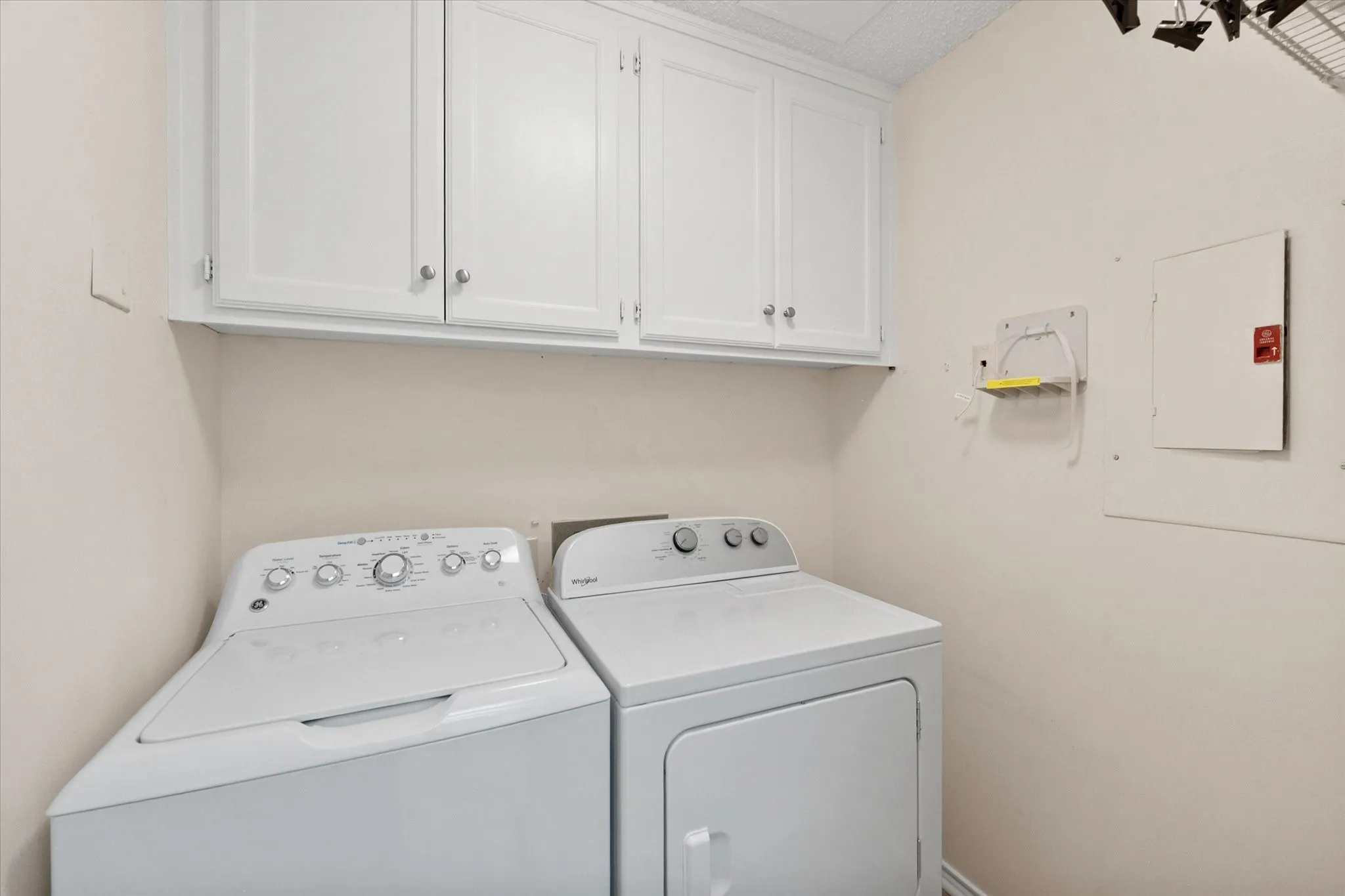 Condominium For Sale in Tarrant County , 2129 Reflection Bay Drive, Arlington, Texas 76013, 2 Bedroom, 2 Bathroom, 1 Garage spaces, 1,468 Sqft, built in 1985, mls#21322388, Real Estate Agent in Arlington, Homes For Sale in Tarrant county, Homes For Sale in Arlington, Realtor in Arlington Texas, Real Estate Brokerage Independent Realty Texas, Luminita Cordes Realtor