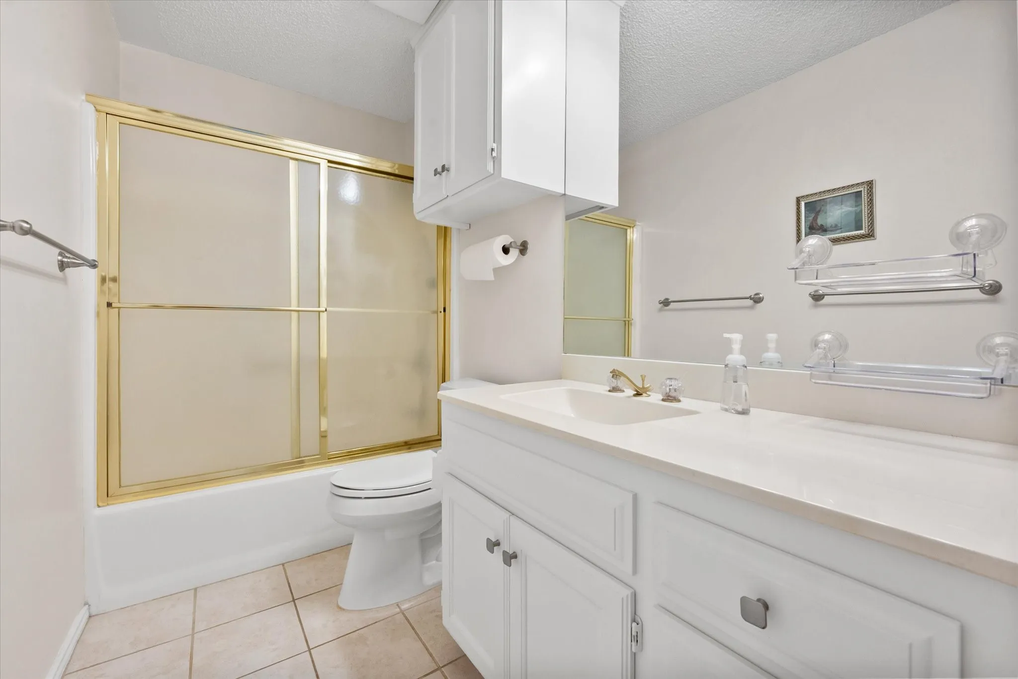 Guest bathroom with shower/tub
