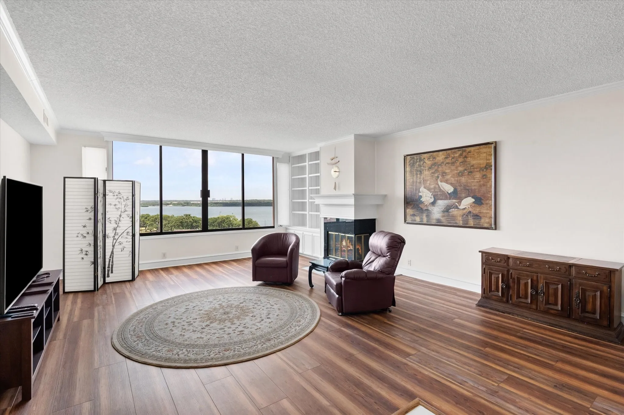 Large living space with panoramic views. Adjust the amount of light with remote controlled automated blinds.