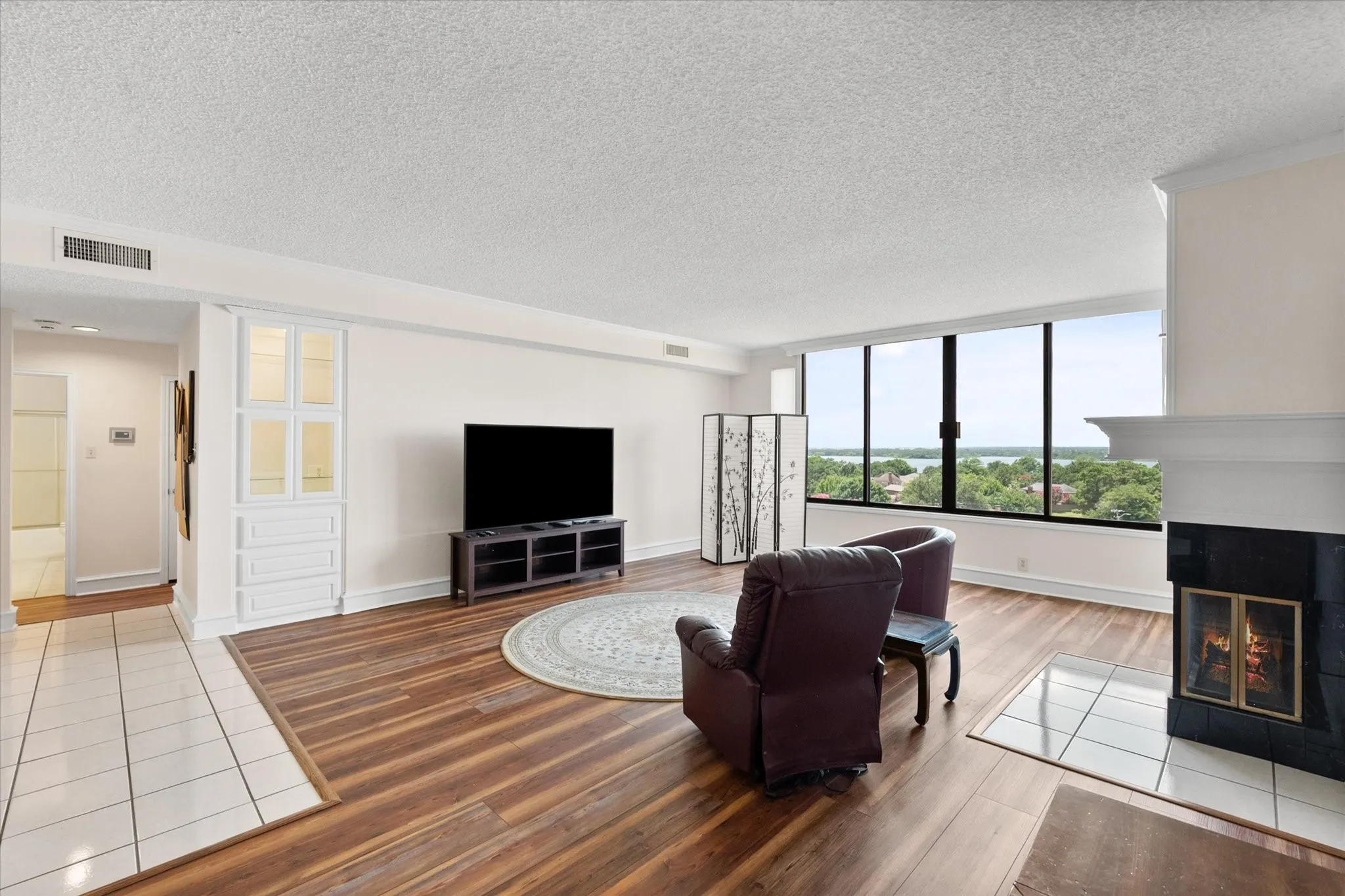 Condominium For Sale in Tarrant County , 2129 Reflection Bay Drive, Arlington, Texas 76013, 2 Bedroom, 2 Bathroom, 1 Garage spaces, 1,468 Sqft, built in 1985, mls#21322388, Real Estate Agent in Arlington, Homes For Sale in Tarrant county, Homes For Sale in Arlington, Realtor in Arlington Texas, Real Estate Brokerage Independent Realty Texas, Luminita Cordes Realtor