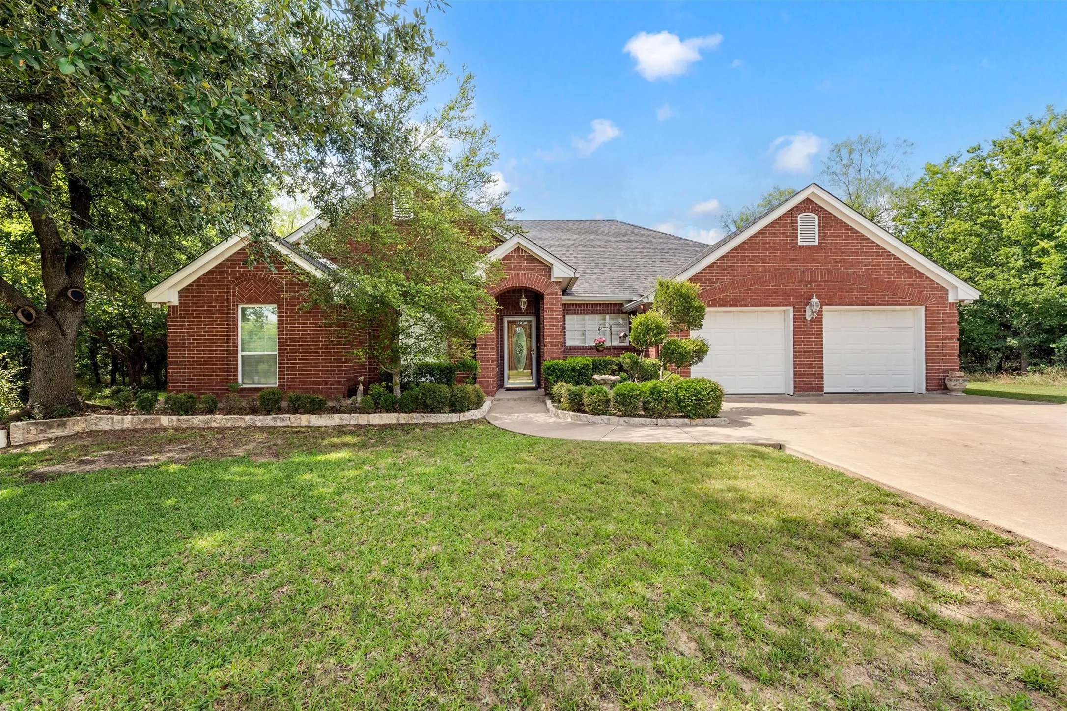 Single Family Residence For Sale in Hill County , 23008 Whispering Meadow Drive, Whitney, Texas 76692, 3 Bedroom, 2 Bathroom, 2 Garage spaces, 1,926 Sqft, built in 2000, mls#21317559, Real Estate Agent in Whitney, Homes For Sale in Hill county, Homes For Sale in Whitney, Realtor in Whitney Texas, Real Estate Brokerage Independent Realty Texas, Luminita Cordes Realtor