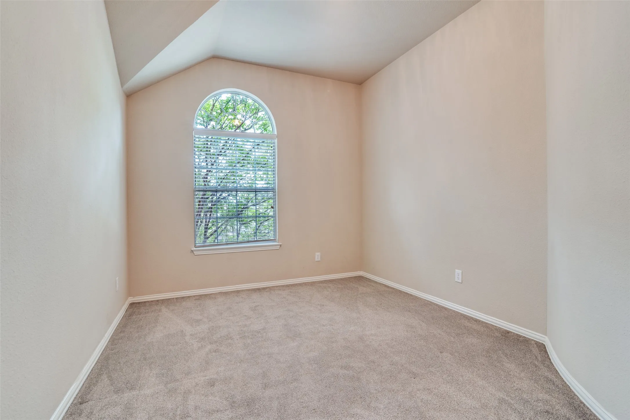 Single Family Residence For Sale in Dallas County , 1318 Coastal Drive, Garland, Texas 75043, 5 Bedroom, 4 Bathroom, 3 Garage spaces, 4,097 Sqft, built in 2003, mls#21322479, Real Estate Agent in Garland, Homes For Sale in Dallas county, Homes For Sale in Garland, Realtor in Garland Texas, Real Estate Brokerage Independent Realty Texas, Luminita Cordes Realtor