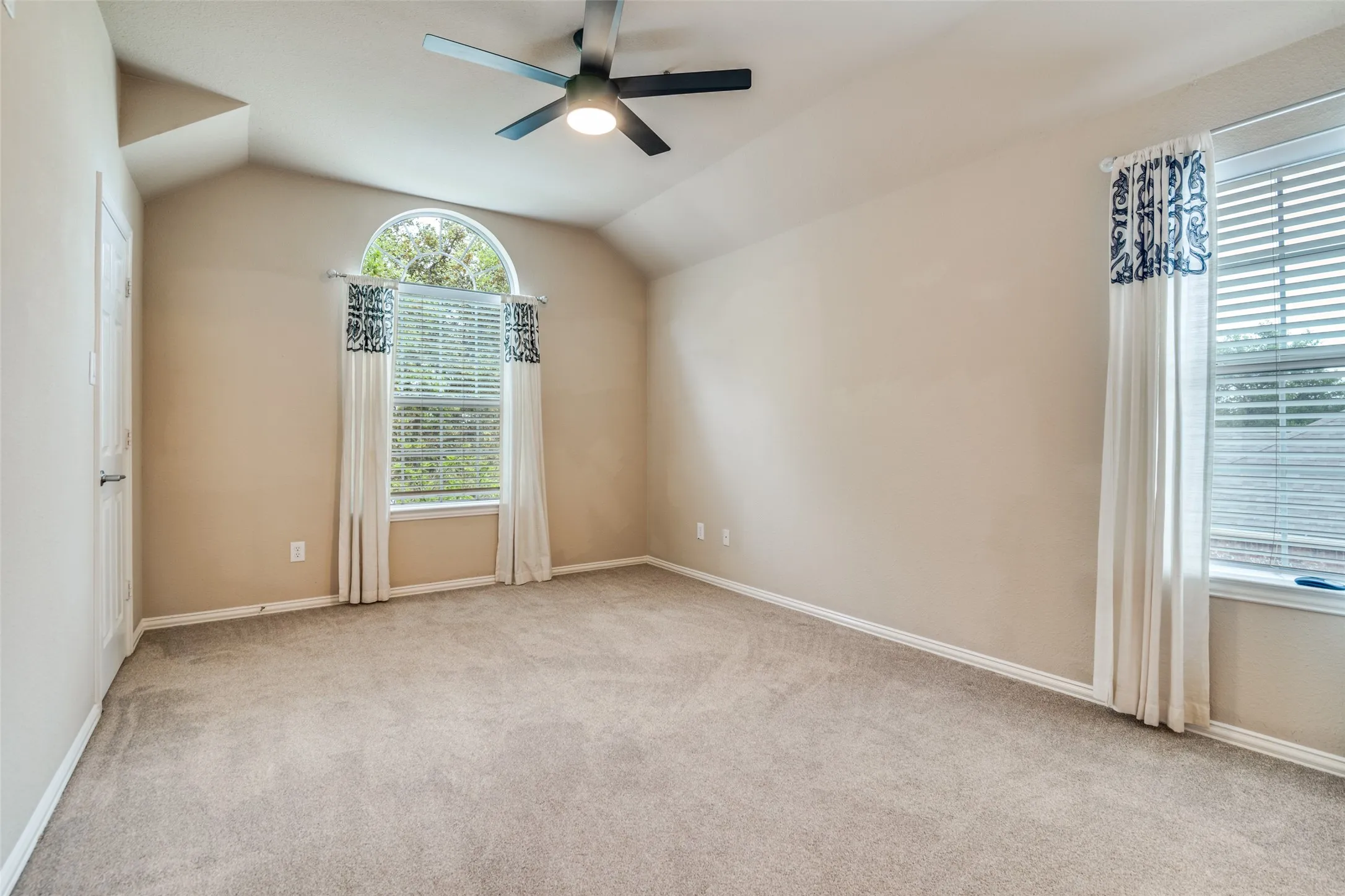 Single Family Residence For Sale in Dallas County , 1318 Coastal Drive, Garland, Texas 75043, 5 Bedroom, 4 Bathroom, 3 Garage spaces, 4,097 Sqft, built in 2003, mls#21322479, Real Estate Agent in Garland, Homes For Sale in Dallas county, Homes For Sale in Garland, Realtor in Garland Texas, Real Estate Brokerage Independent Realty Texas, Luminita Cordes Realtor