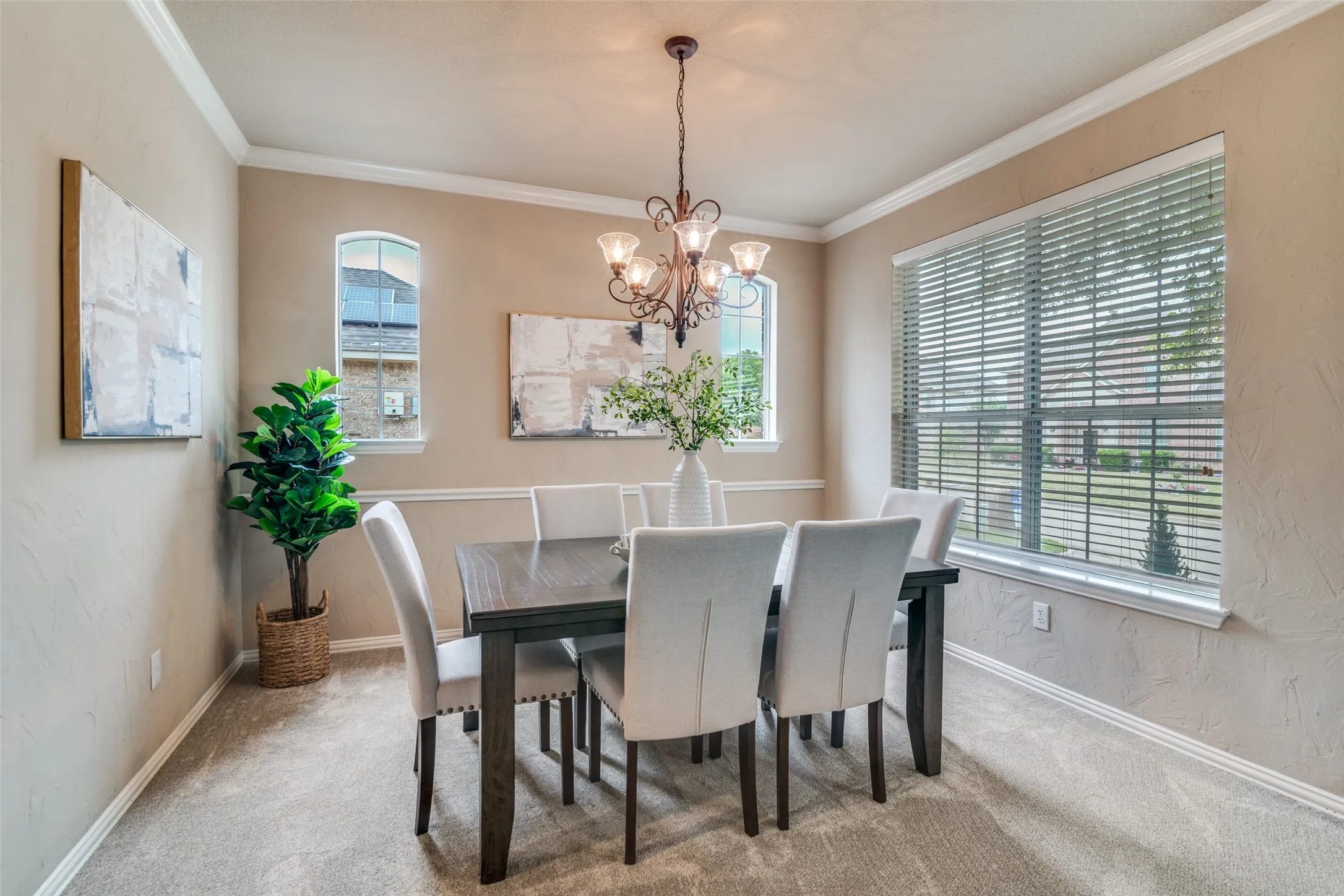 Lots of room in the dinning area, joins a sitting room