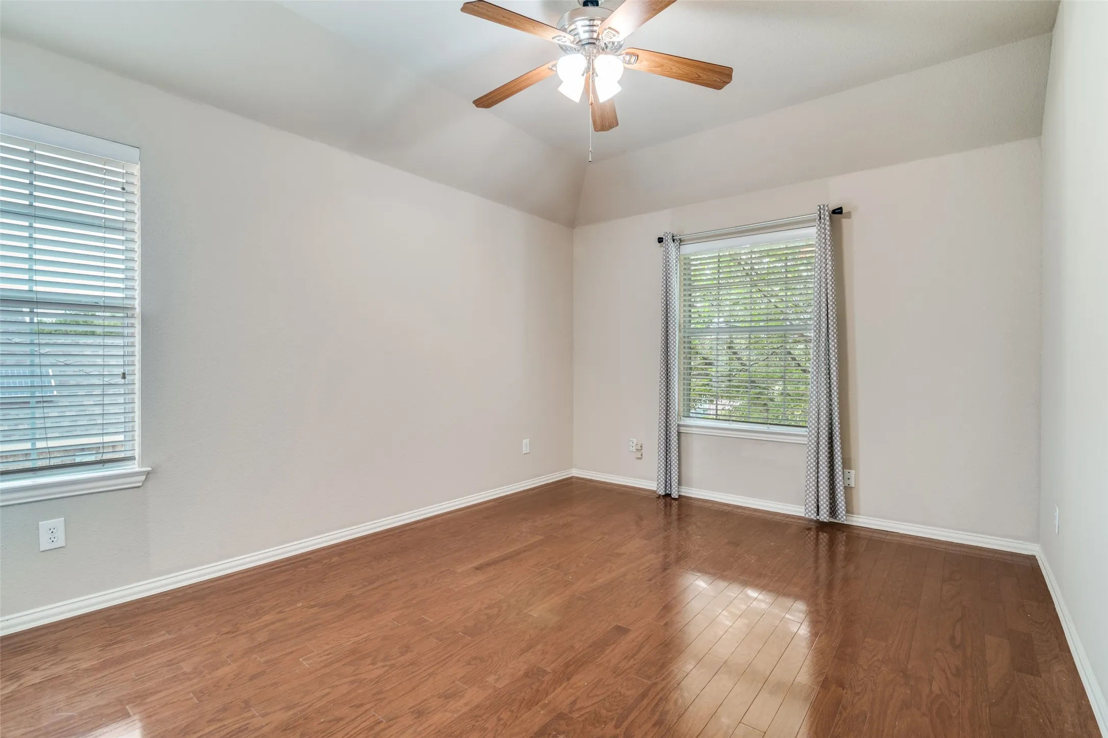 Single Family Residence For Sale in Dallas County , 1318 Coastal Drive, Garland, Texas 75043, 5 Bedroom, 4 Bathroom, 3 Garage spaces, 4,097 Sqft, built in 2003, mls#21322479, Real Estate Agent in Garland, Homes For Sale in Dallas county, Homes For Sale in Garland, Realtor in Garland Texas, Real Estate Brokerage Independent Realty Texas, Luminita Cordes Realtor