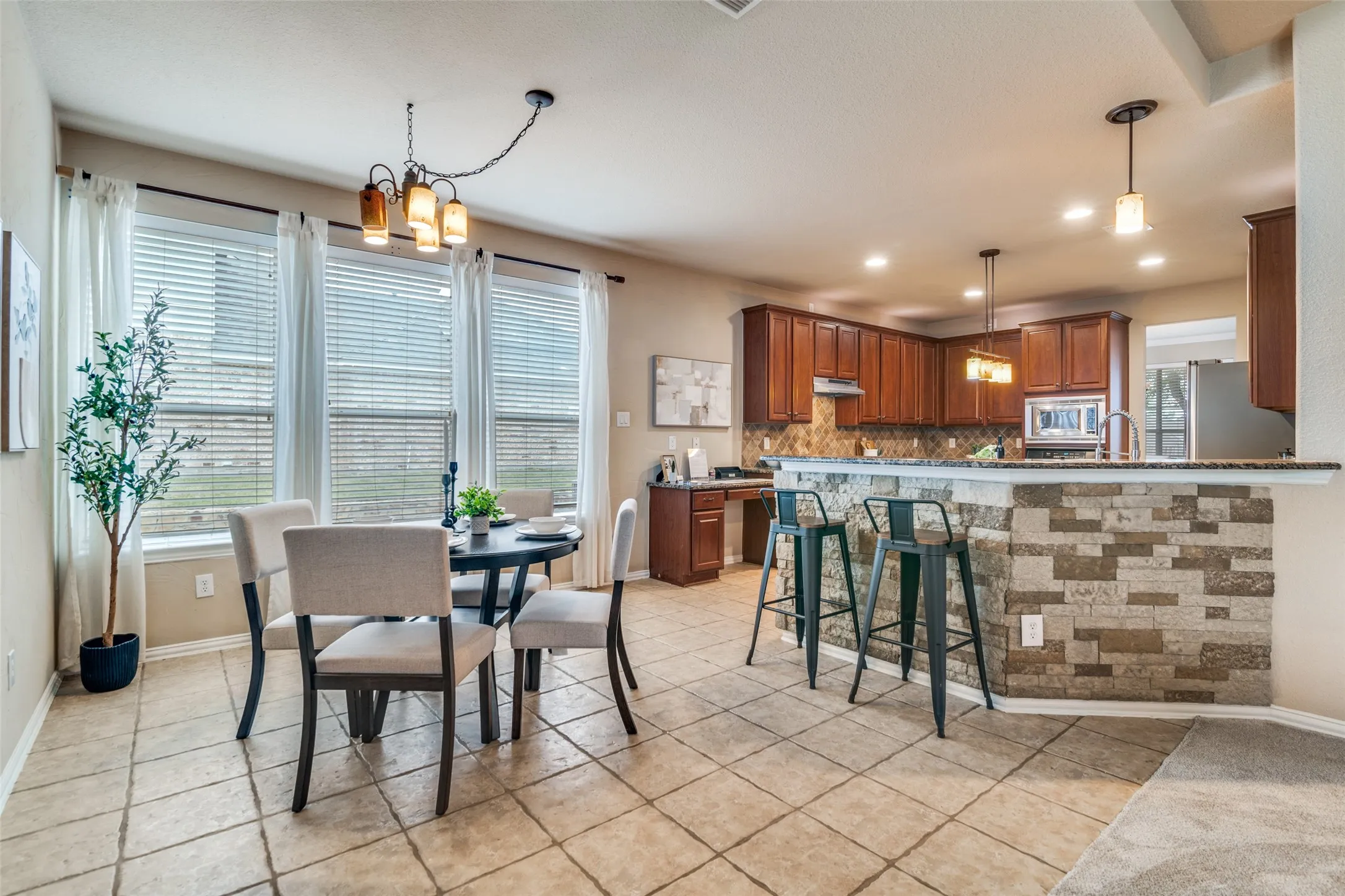 Single Family Residence For Sale in Dallas County , 1318 Coastal Drive, Garland, Texas 75043, 5 Bedroom, 4 Bathroom, 3 Garage spaces, 4,097 Sqft, built in 2003, mls#21322479, Real Estate Agent in Garland, Homes For Sale in Dallas county, Homes For Sale in Garland, Realtor in Garland Texas, Real Estate Brokerage Independent Realty Texas, Luminita Cordes Realtor