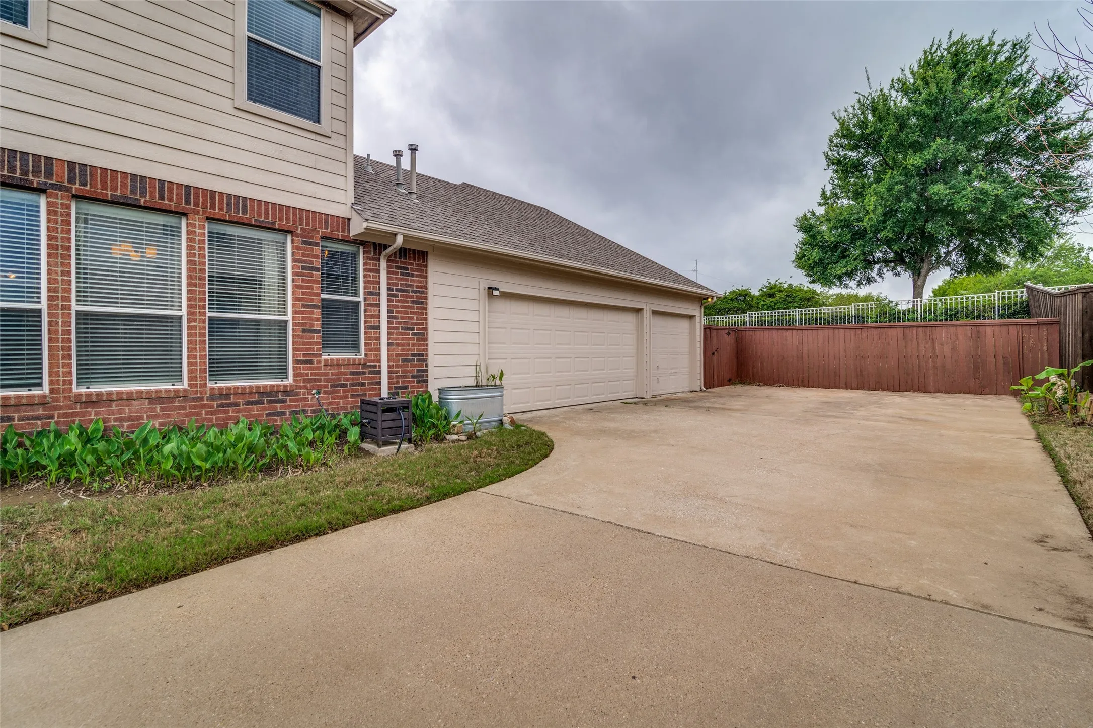 Long side driveway for lots of extra parking.