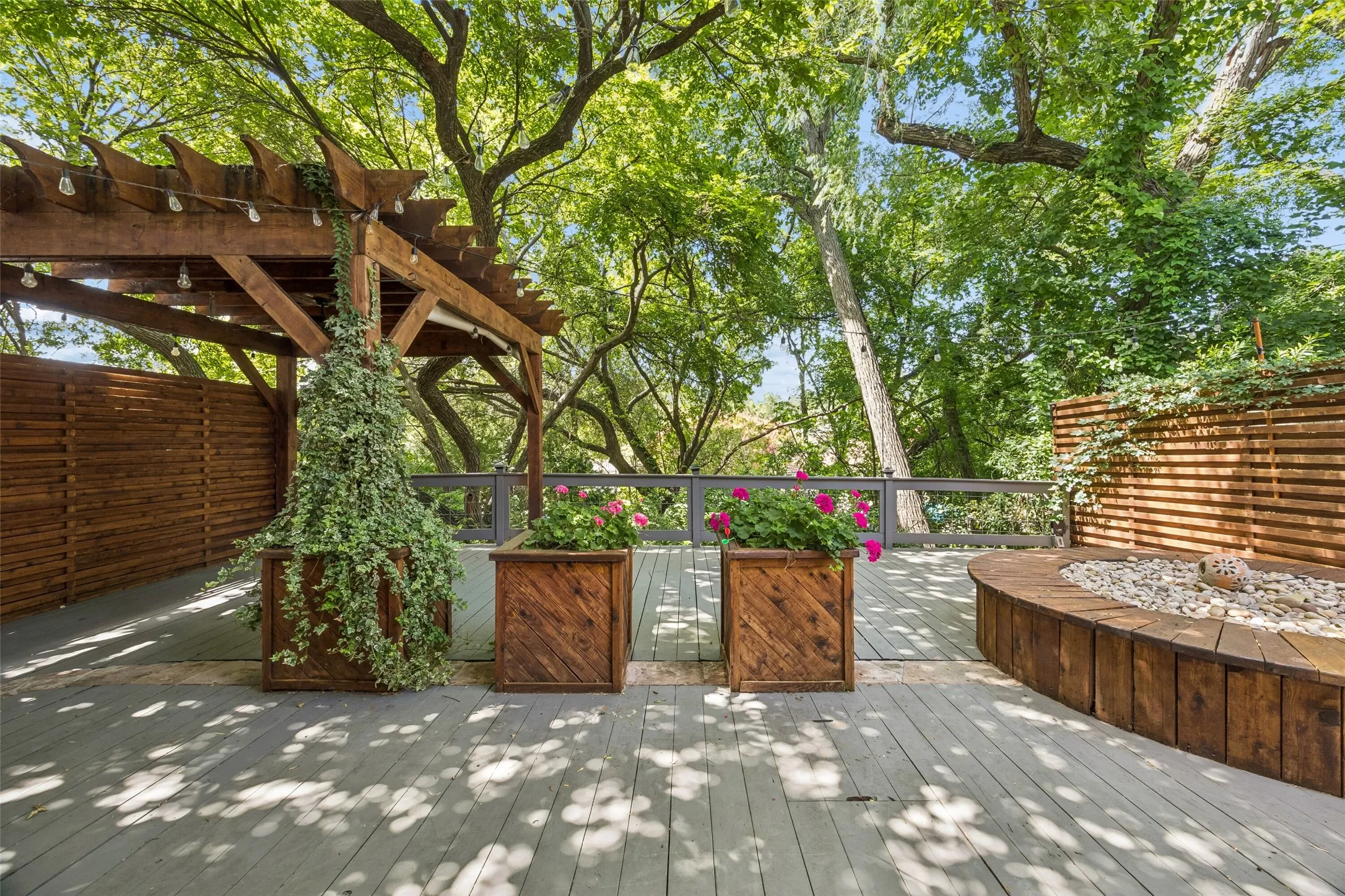 Single Family Residence For Sale in Dallas County , 8716 Coppertowne Lane, Dallas, Texas 75243, 3 Bedroom, 3 Bathroom, 2 Garage spaces, 2,151 Sqft, built in 1996, mls#21318572, Real Estate Agent in Dallas, Homes For Sale in Dallas county, Homes For Sale in Dallas, Realtor in Dallas Texas, Real Estate Brokerage Independent Realty Texas, Luminita Cordes Realtor