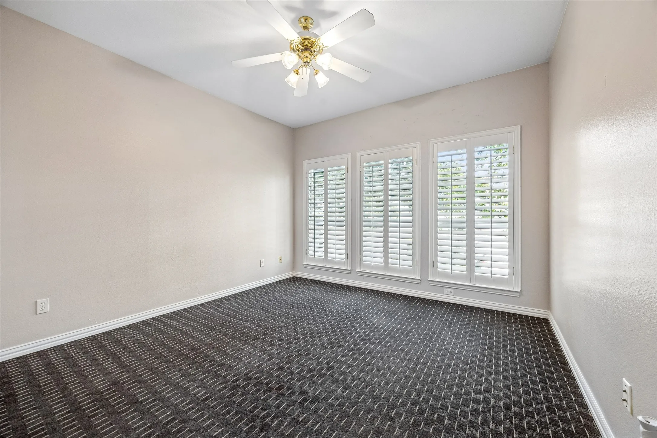 Single Family Residence For Sale in Dallas County , 8716 Coppertowne Lane, Dallas, Texas 75243, 3 Bedroom, 3 Bathroom, 2 Garage spaces, 2,151 Sqft, built in 1996, mls#21318572, Real Estate Agent in Dallas, Homes For Sale in Dallas county, Homes For Sale in Dallas, Realtor in Dallas Texas, Real Estate Brokerage Independent Realty Texas, Luminita Cordes Realtor