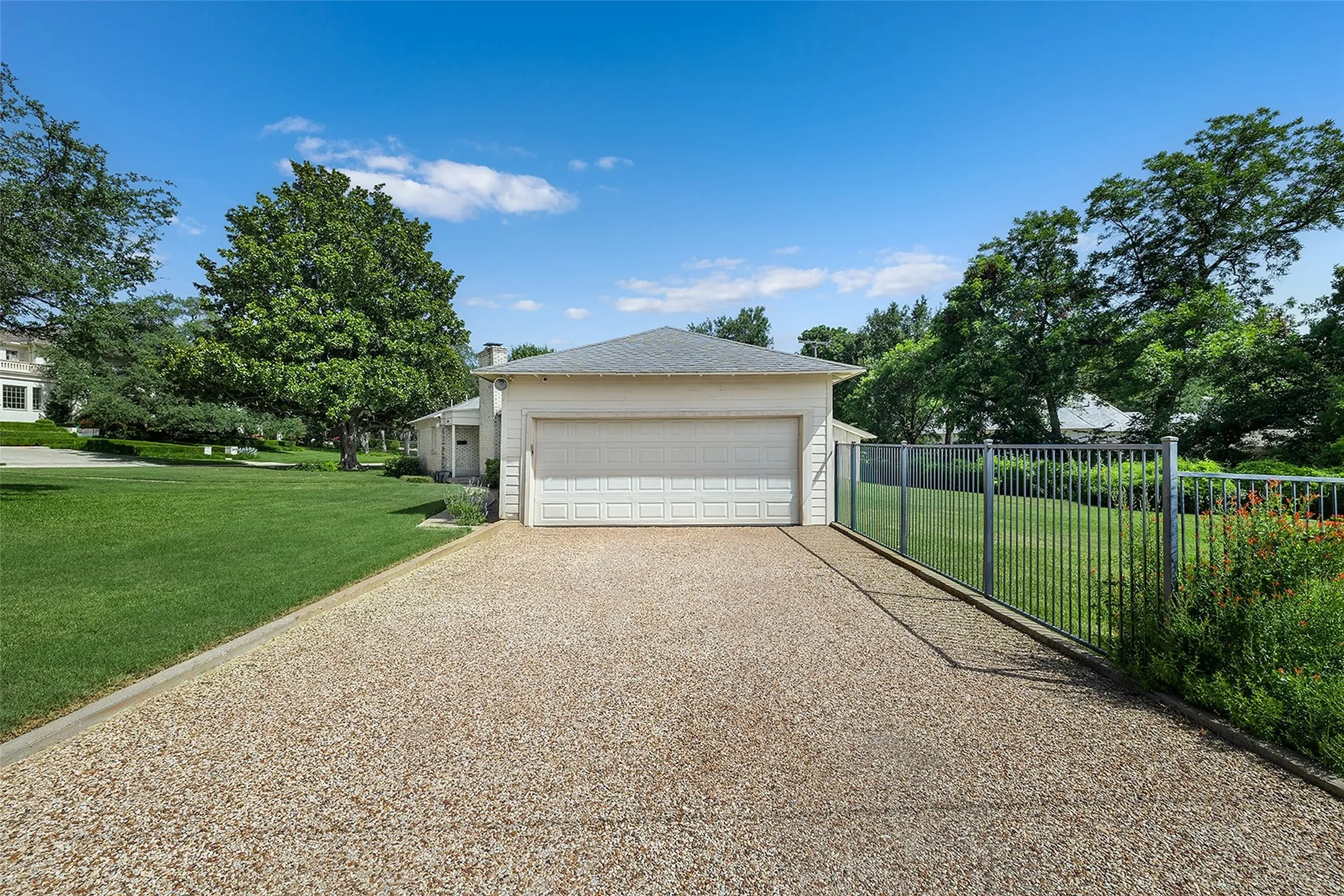 Simondale Drive side