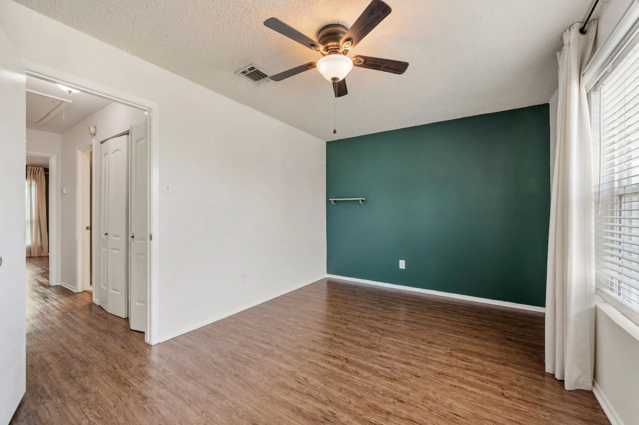 Townhouse For Sale in Tarrant County , 61 Abbey Road, Euless, Texas 76039, 2 Bedroom, 2 Bathroom, Garage spaces, 1,120 Sqft, built in 1983, mls#21319474, Real Estate Agent in Euless, Homes For Sale in Tarrant county, Homes For Sale in Euless, Realtor in Euless Texas, Real Estate Brokerage Independent Realty Texas, Luminita Cordes Realtor