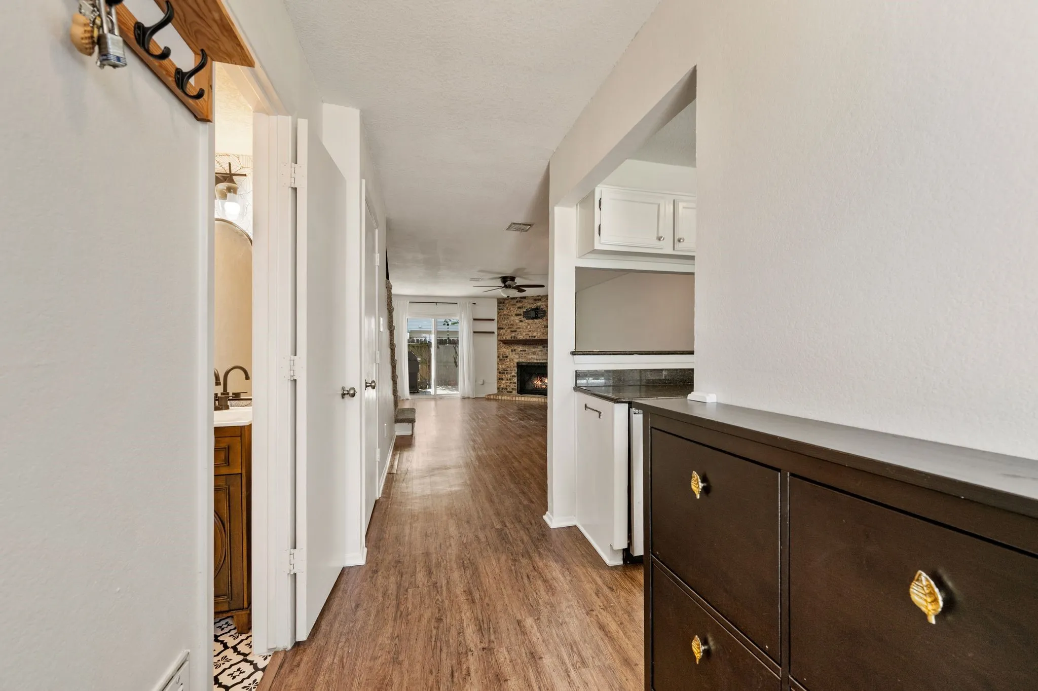 Townhouse For Sale in Tarrant County , 61 Abbey Road, Euless, Texas 76039, 2 Bedroom, 2 Bathroom, Garage spaces, 1,120 Sqft, built in 1983, mls#21319474, Real Estate Agent in Euless, Homes For Sale in Tarrant county, Homes For Sale in Euless, Realtor in Euless Texas, Real Estate Brokerage Independent Realty Texas, Luminita Cordes Realtor