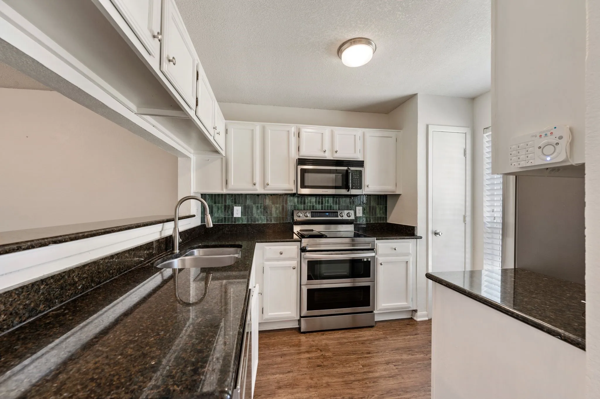 Townhouse For Sale in Tarrant County , 61 Abbey Road, Euless, Texas 76039, 2 Bedroom, 2 Bathroom, Garage spaces, 1,120 Sqft, built in 1983, mls#21319474, Real Estate Agent in Euless, Homes For Sale in Tarrant county, Homes For Sale in Euless, Realtor in Euless Texas, Real Estate Brokerage Independent Realty Texas, Luminita Cordes Realtor