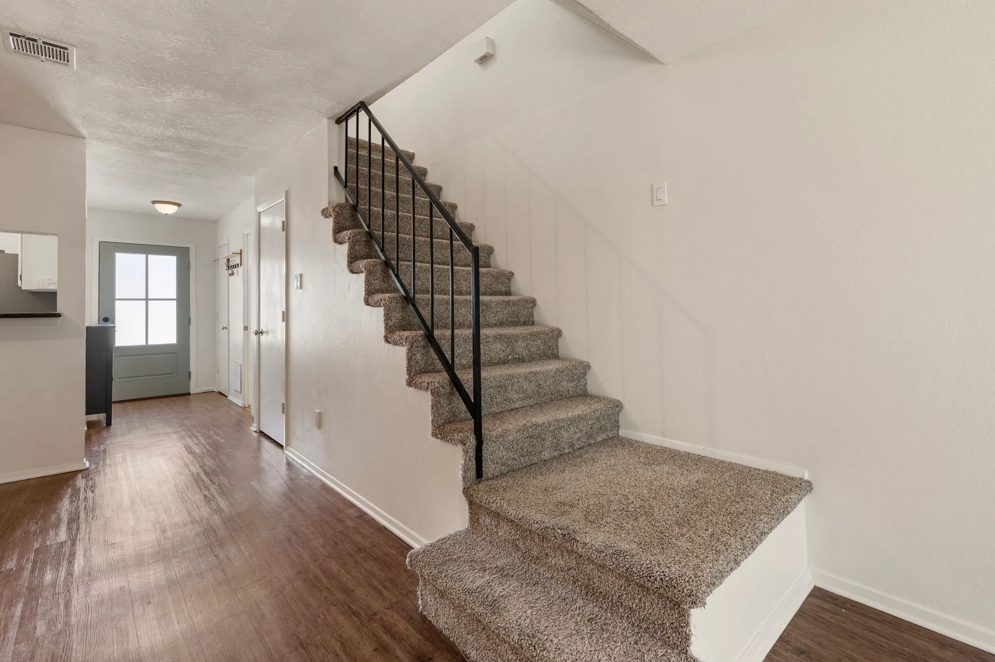 Townhouse For Sale in Tarrant County , 61 Abbey Road, Euless, Texas 76039, 2 Bedroom, 2 Bathroom, Garage spaces, 1,120 Sqft, built in 1983, mls#21319474, Real Estate Agent in Euless, Homes For Sale in Tarrant county, Homes For Sale in Euless, Realtor in Euless Texas, Real Estate Brokerage Independent Realty Texas, Luminita Cordes Realtor