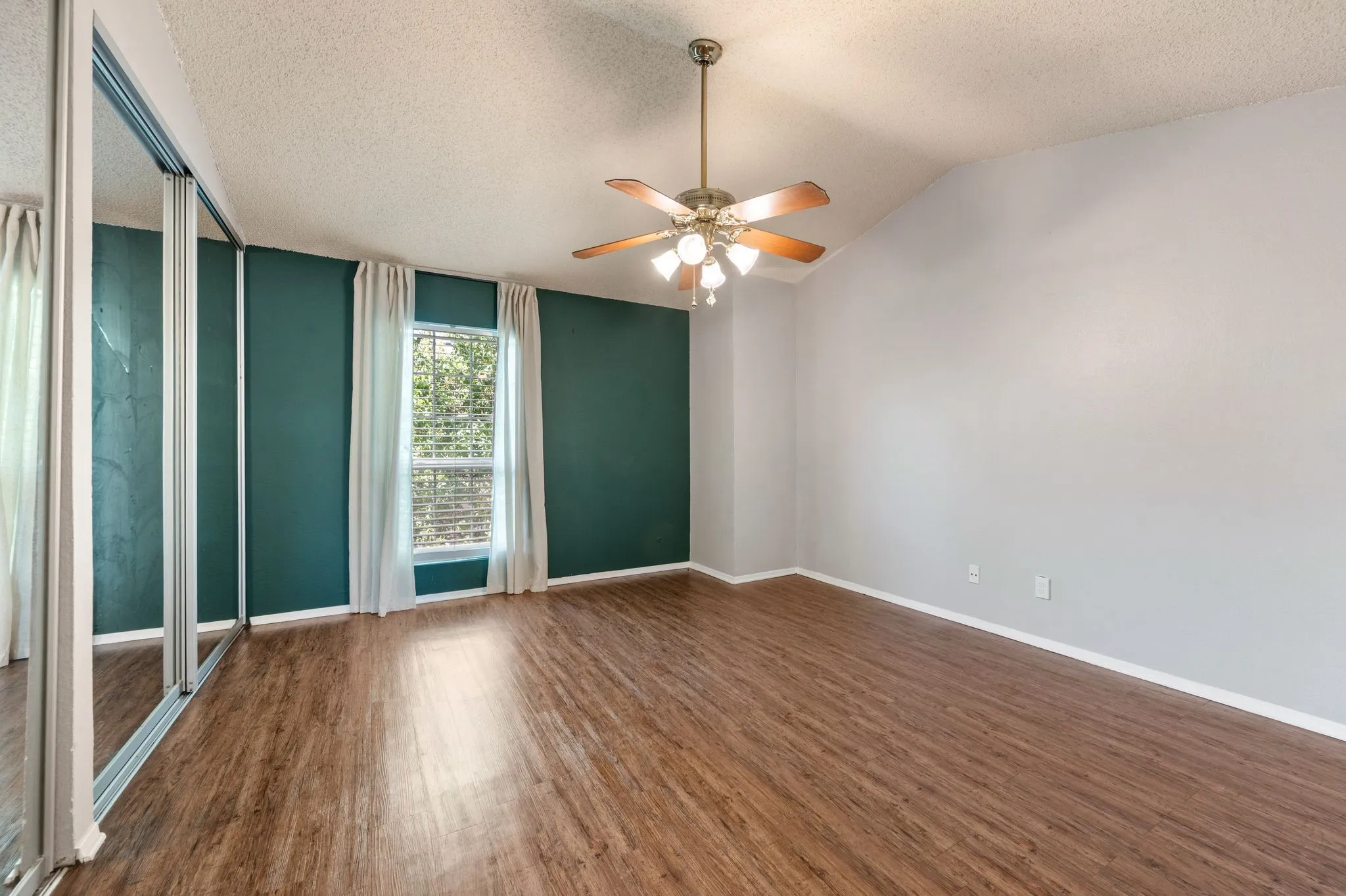 Townhouse For Sale in Tarrant County , 61 Abbey Road, Euless, Texas 76039, 2 Bedroom, 2 Bathroom, Garage spaces, 1,120 Sqft, built in 1983, mls#21319474, Real Estate Agent in Euless, Homes For Sale in Tarrant county, Homes For Sale in Euless, Realtor in Euless Texas, Real Estate Brokerage Independent Realty Texas, Luminita Cordes Realtor