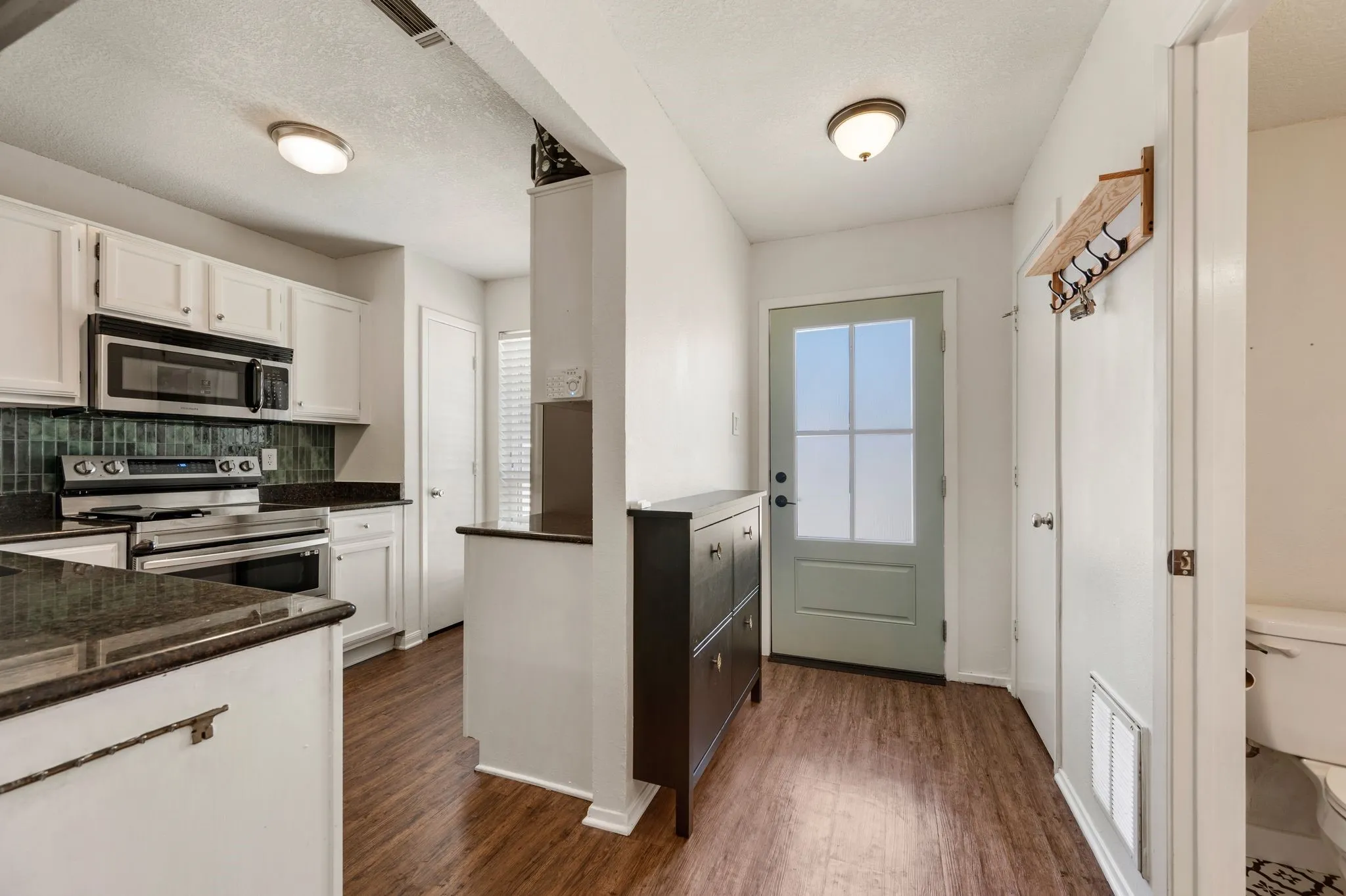 Townhouse For Sale in Tarrant County , 61 Abbey Road, Euless, Texas 76039, 2 Bedroom, 2 Bathroom, Garage spaces, 1,120 Sqft, built in 1983, mls#21319474, Real Estate Agent in Euless, Homes For Sale in Tarrant county, Homes For Sale in Euless, Realtor in Euless Texas, Real Estate Brokerage Independent Realty Texas, Luminita Cordes Realtor