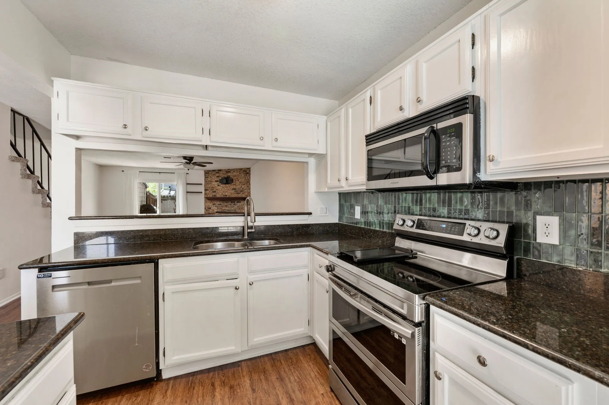 Townhouse For Sale in Tarrant County , 61 Abbey Road, Euless, Texas 76039, 2 Bedroom, 2 Bathroom, Garage spaces, 1,120 Sqft, built in 1983, mls#21319474, Real Estate Agent in Euless, Homes For Sale in Tarrant county, Homes For Sale in Euless, Realtor in Euless Texas, Real Estate Brokerage Independent Realty Texas, Luminita Cordes Realtor