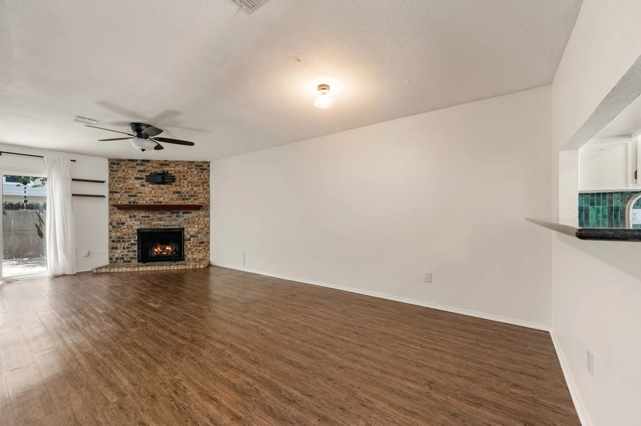 Townhouse For Sale in Tarrant County , 61 Abbey Road, Euless, Texas 76039, 2 Bedroom, 2 Bathroom, Garage spaces, 1,120 Sqft, built in 1983, mls#21319474, Real Estate Agent in Euless, Homes For Sale in Tarrant county, Homes For Sale in Euless, Realtor in Euless Texas, Real Estate Brokerage Independent Realty Texas, Luminita Cordes Realtor