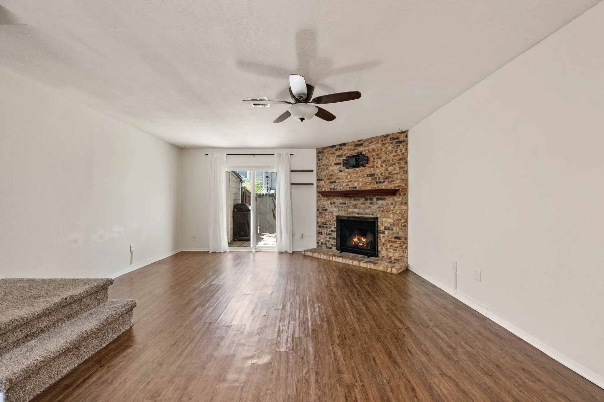 Townhouse For Sale in Tarrant County , 61 Abbey Road, Euless, Texas 76039, 2 Bedroom, 2 Bathroom, Garage spaces, 1,120 Sqft, built in 1983, mls#21319474, Real Estate Agent in Euless, Homes For Sale in Tarrant county, Homes For Sale in Euless, Realtor in Euless Texas, Real Estate Brokerage Independent Realty Texas, Luminita Cordes Realtor