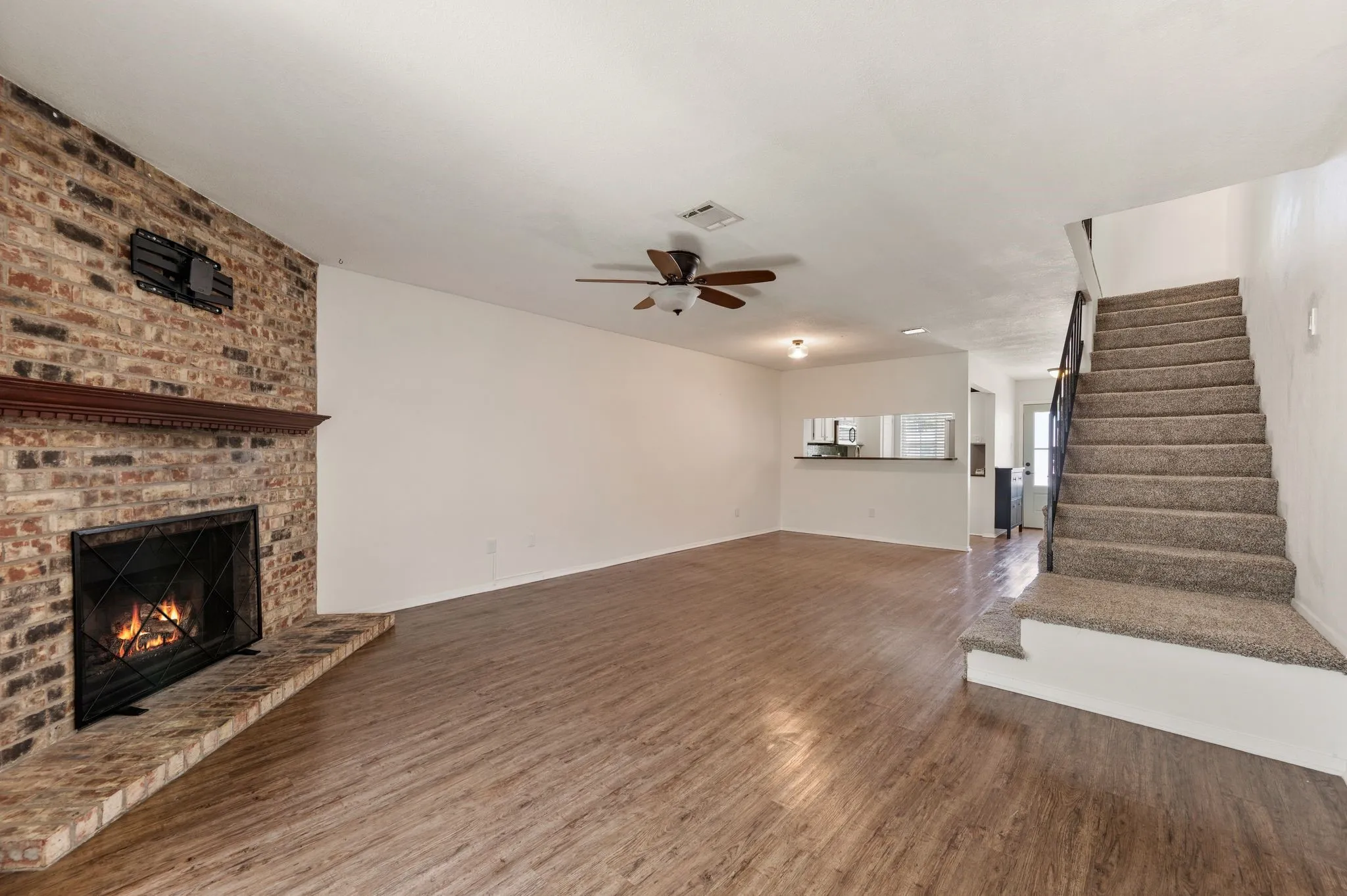 Townhouse For Sale in Tarrant County , 61 Abbey Road, Euless, Texas 76039, 2 Bedroom, 2 Bathroom, Garage spaces, 1,120 Sqft, built in 1983, mls#21319474, Real Estate Agent in Euless, Homes For Sale in Tarrant county, Homes For Sale in Euless, Realtor in Euless Texas, Real Estate Brokerage Independent Realty Texas, Luminita Cordes Realtor