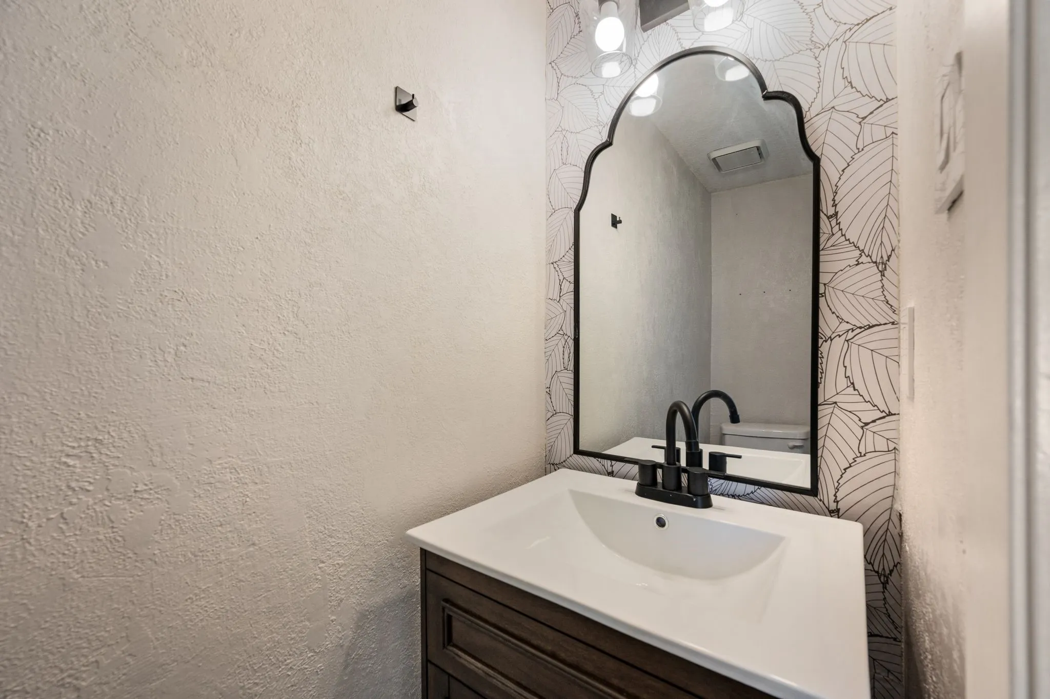 Townhouse For Sale in Tarrant County , 61 Abbey Road, Euless, Texas 76039, 2 Bedroom, 2 Bathroom, Garage spaces, 1,120 Sqft, built in 1983, mls#21319474, Real Estate Agent in Euless, Homes For Sale in Tarrant county, Homes For Sale in Euless, Realtor in Euless Texas, Real Estate Brokerage Independent Realty Texas, Luminita Cordes Realtor