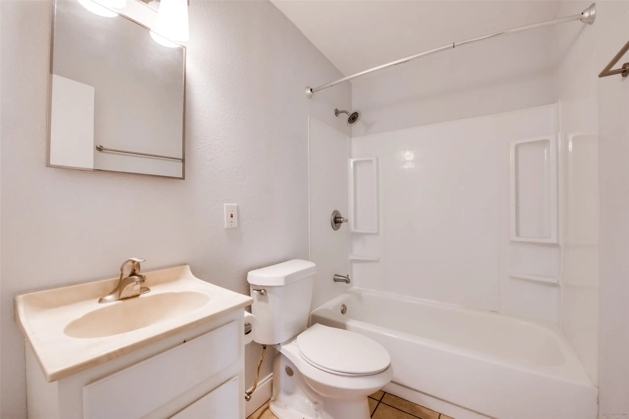 Single Family Residence For Rent in Dallas County , 219 Red Wing Drive, Dallas, Texas 75241, 4 Bedroom, 3 Bathroom, Garage spaces, 1,836 Sqft, built in 1954, mls#21321613, Real Estate Agent in Dallas, Homes For Rent in Dallas county, Homes For Rent in Dallas, Realtor in Dallas Texas, Real Estate Brokerage Independent Realty Texas, Luminita Cordes Realtor