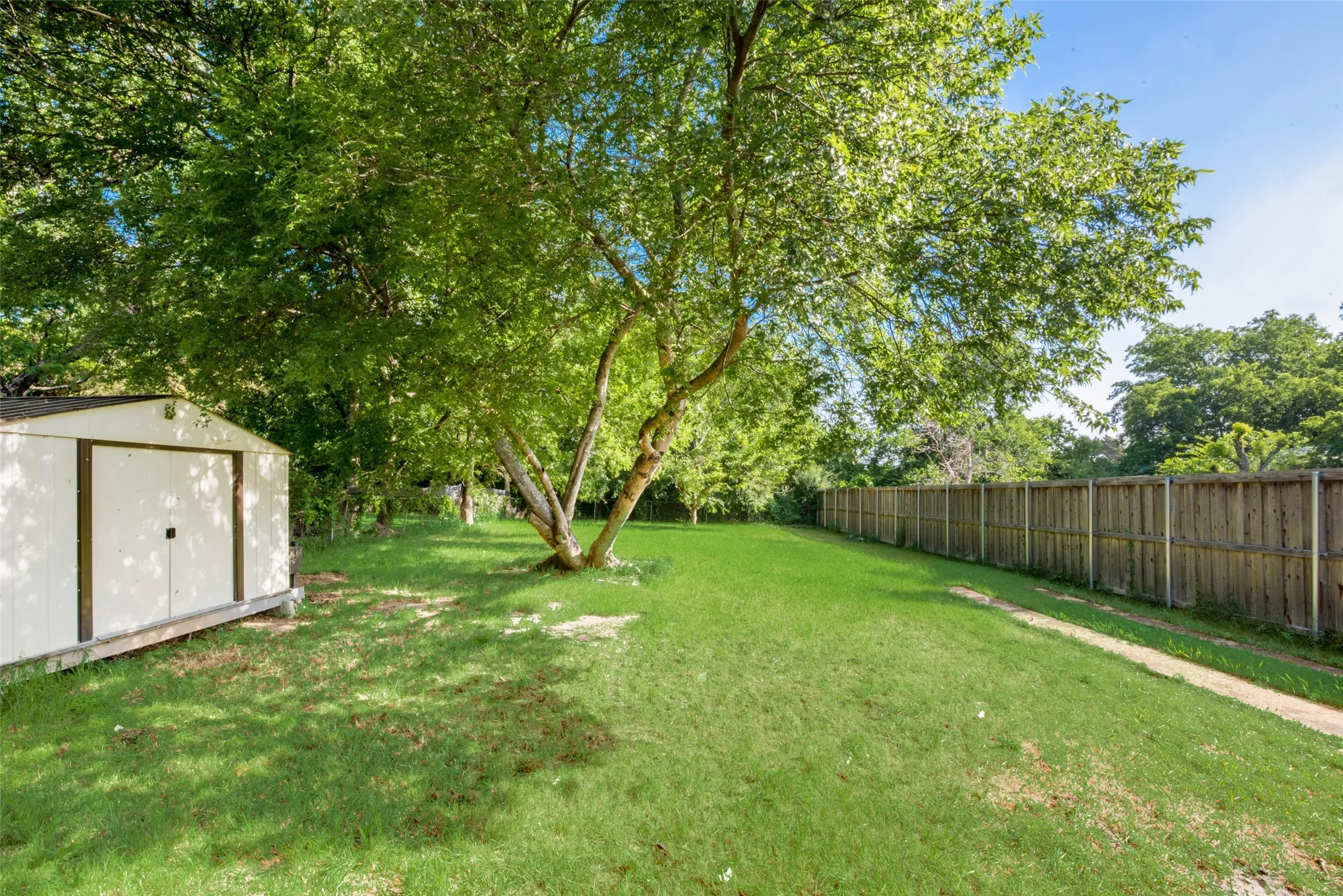 Single Family Residence For Rent in Dallas County , 219 Red Wing Drive, Dallas, Texas 75241, 4 Bedroom, 3 Bathroom, Garage spaces, 1,836 Sqft, built in 1954, mls#21321613, Real Estate Agent in Dallas, Homes For Rent in Dallas county, Homes For Rent in Dallas, Realtor in Dallas Texas, Real Estate Brokerage Independent Realty Texas, Luminita Cordes Realtor
