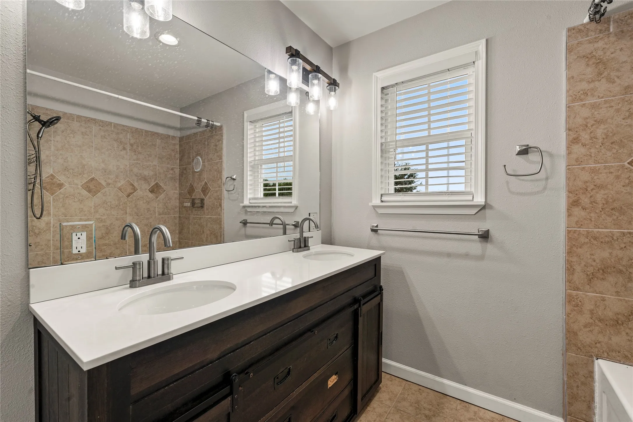 Single Family Residence For Sale in Mc Lennan County , 1305 S Robinson Drive, Robinson, Texas 76706, 3 Bedrooms, 2 Bathrooms, Garage spaces, 1,902 Sqft, built in 1950, Price $289,900, mls#21322447, Real Estate Agent in Robinson, Homes For Sale in Mc Lennan county, Homes For Sale in Robinson, Realtor in Robinson Texas, Real Estate Brokerage Independent Realty Texas, Luminita Cordes Realtor