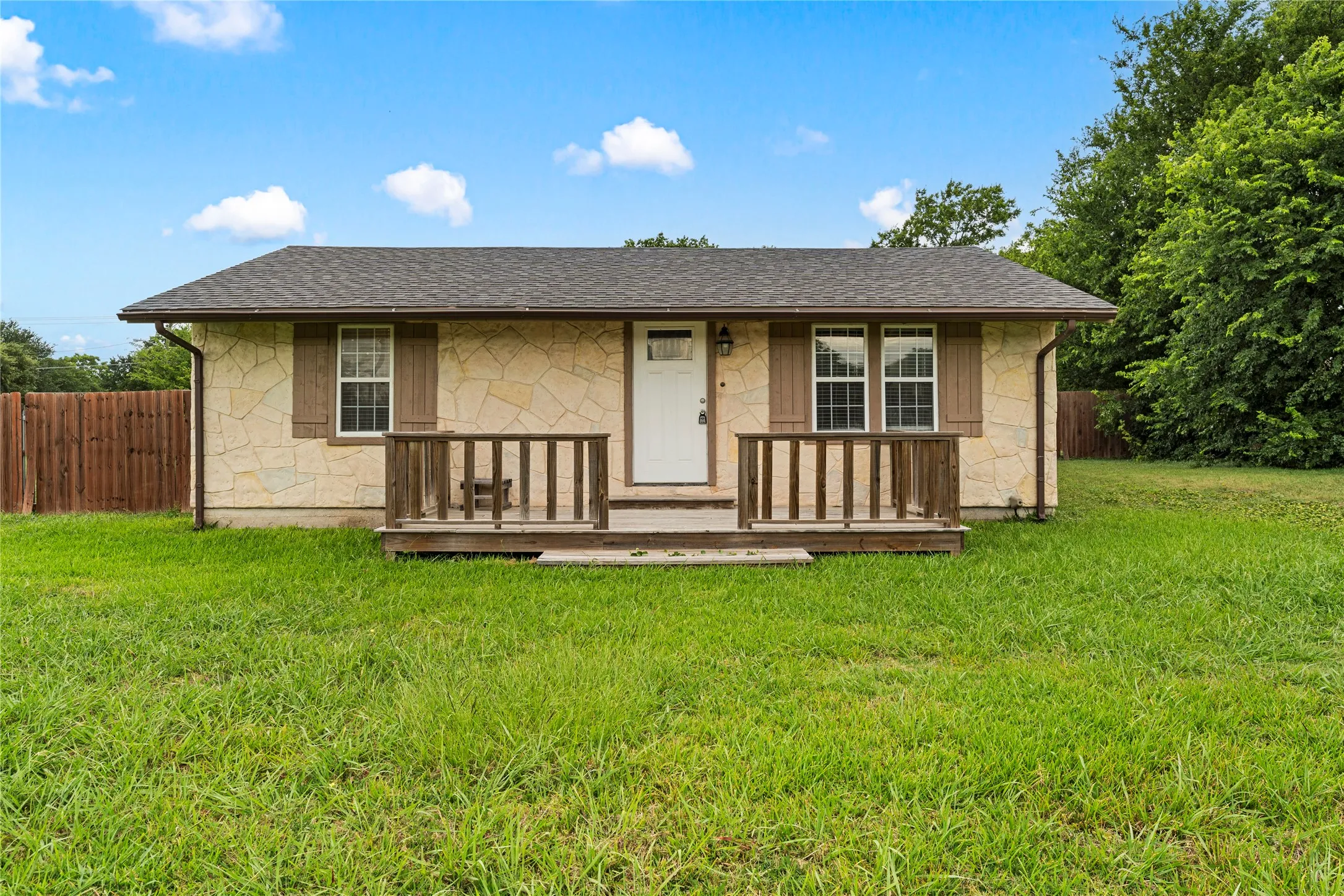 Single Family Residence For Sale in Mc Lennan County , 1305 S Robinson Drive, Robinson, Texas 76706, 3 Bedrooms, 2 Bathrooms, Garage spaces, 1,902 Sqft, built in 1950, Price $289,900, mls#21322447, Real Estate Agent in Robinson, Homes For Sale in Mc Lennan county, Homes For Sale in Robinson, Realtor in Robinson Texas, Real Estate Brokerage Independent Realty Texas, Luminita Cordes Realtor