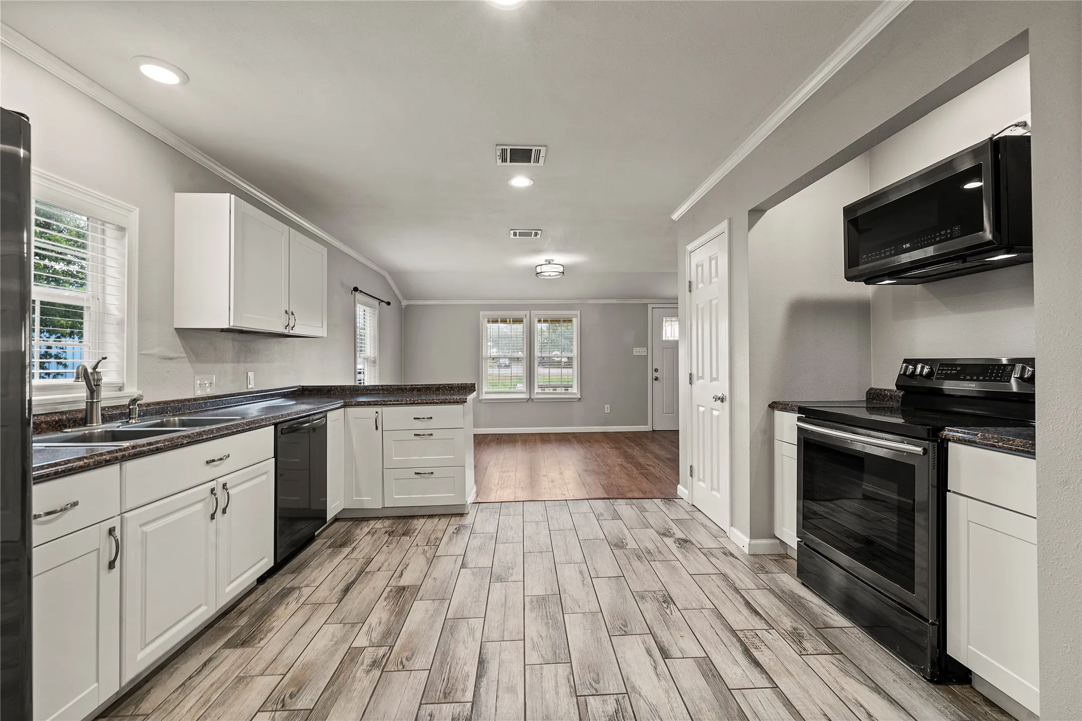 Single Family Residence For Sale in Mc Lennan County , 1305 S Robinson Drive, Robinson, Texas 76706, 3 Bedrooms, 2 Bathrooms, Garage spaces, 1,902 Sqft, built in 1950, Price $289,900, mls#21322447, Real Estate Agent in Robinson, Homes For Sale in Mc Lennan county, Homes For Sale in Robinson, Realtor in Robinson Texas, Real Estate Brokerage Independent Realty Texas, Luminita Cordes Realtor