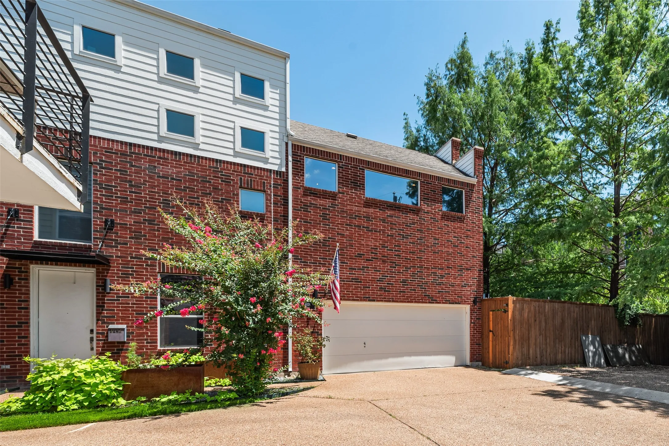 Single Family Residence For Rent in Dallas County , 4926 Homer Street, Dallas, Texas 75206, 3 Bedroom, 3 Bathroom, 2 Garage spaces, 2,266 Sqft, built in 2003, mls#21316480, Real Estate Agent in Dallas, Homes For Rent in Dallas county, Homes For Rent in Dallas, Realtor in Dallas Texas, Real Estate Brokerage Independent Realty Texas, Luminita Cordes Realtor