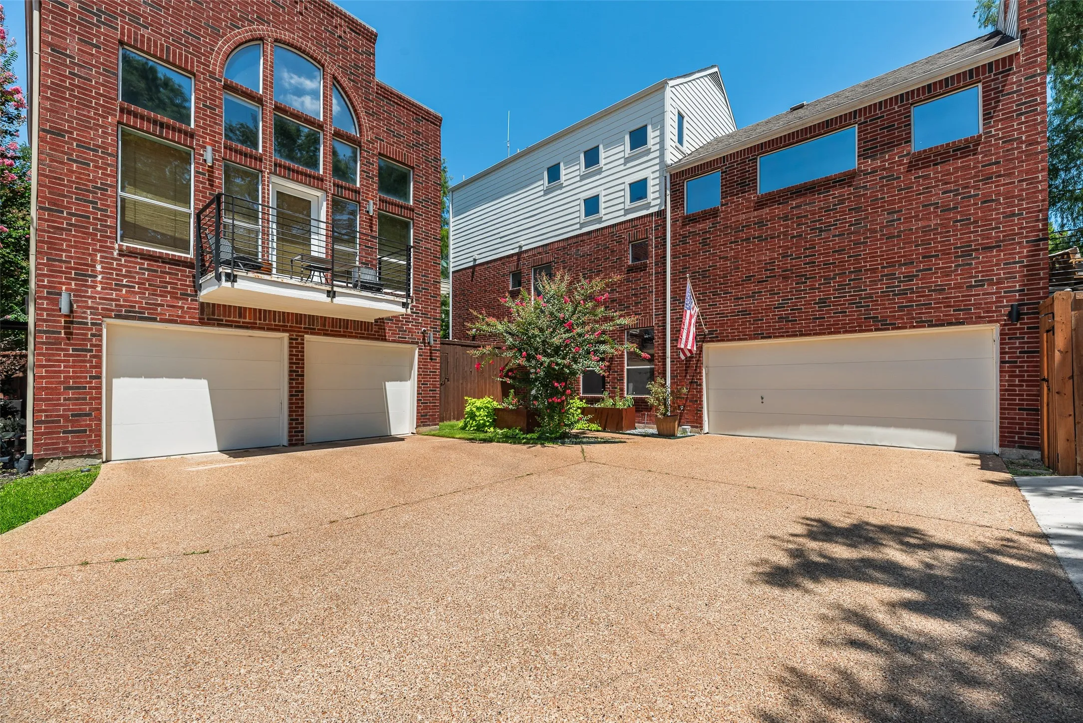 Single Family Residence For Rent in Dallas County , 4926 Homer Street, Dallas, Texas 75206, 3 Bedroom, 3 Bathroom, 2 Garage spaces, 2,266 Sqft, built in 2003, mls#21316480, Real Estate Agent in Dallas, Homes For Rent in Dallas county, Homes For Rent in Dallas, Realtor in Dallas Texas, Real Estate Brokerage Independent Realty Texas, Luminita Cordes Realtor
